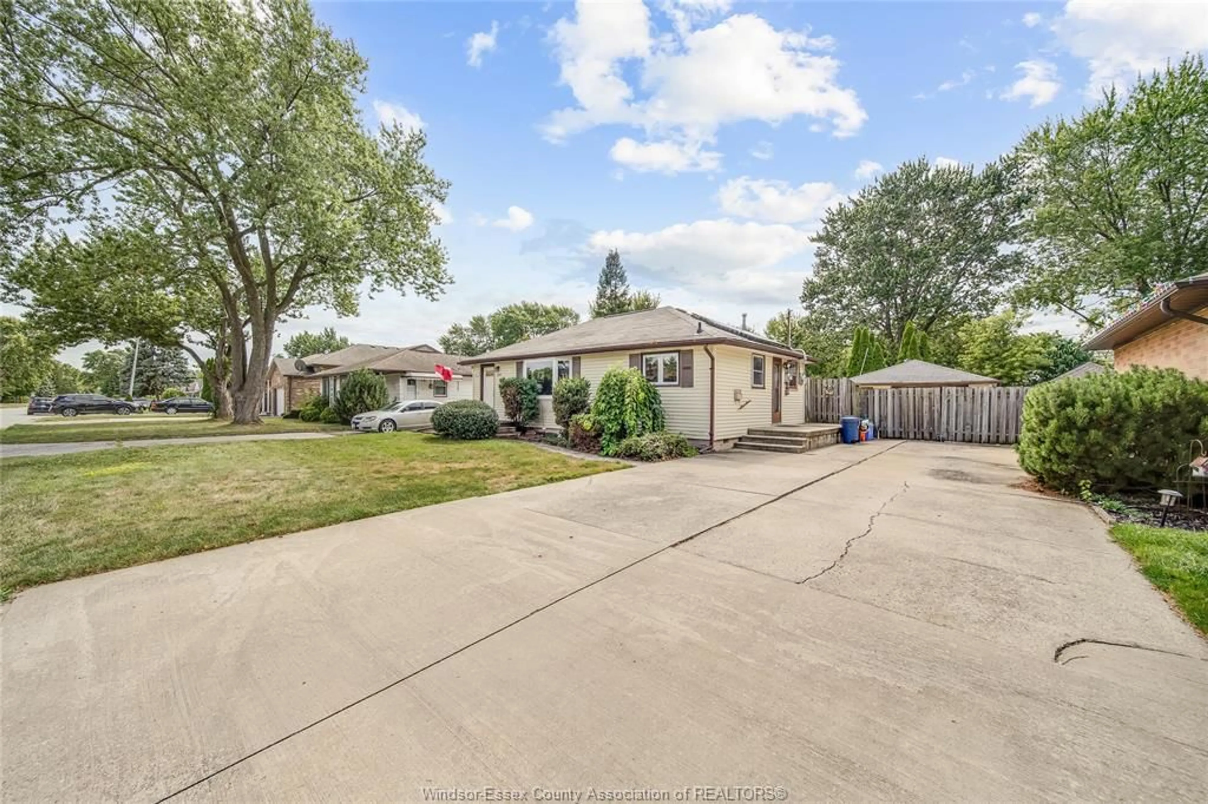 A pic from outside/outdoor area/front of a property/back of a property/a pic from drone, street for 2733 LLOYD GEORGE Blvd, Windsor Ontario N8T 2T8