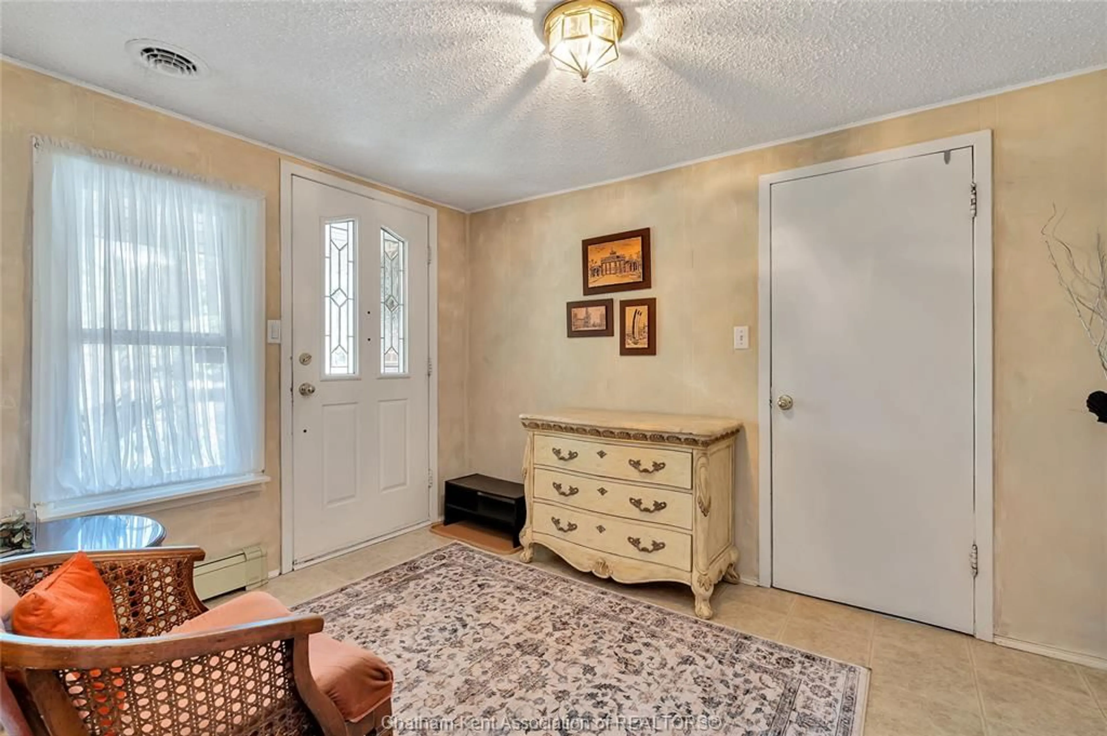 Indoor entryway for 12980 LONGWOODS Rd, Thamesville Ontario N0P 2K0