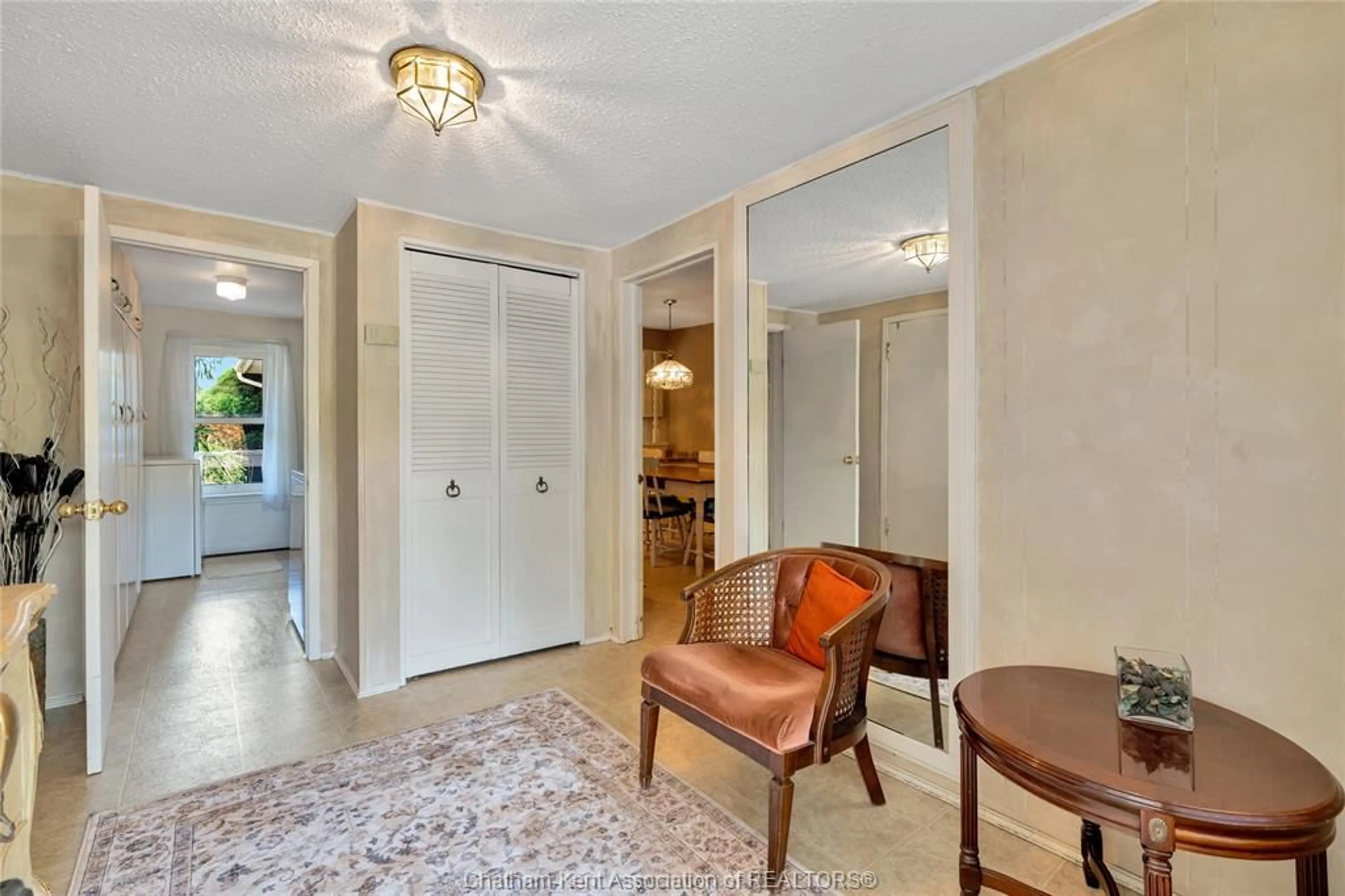 Indoor foyer for 12980 LONGWOODS Rd, Thamesville Ontario N0P 2K0