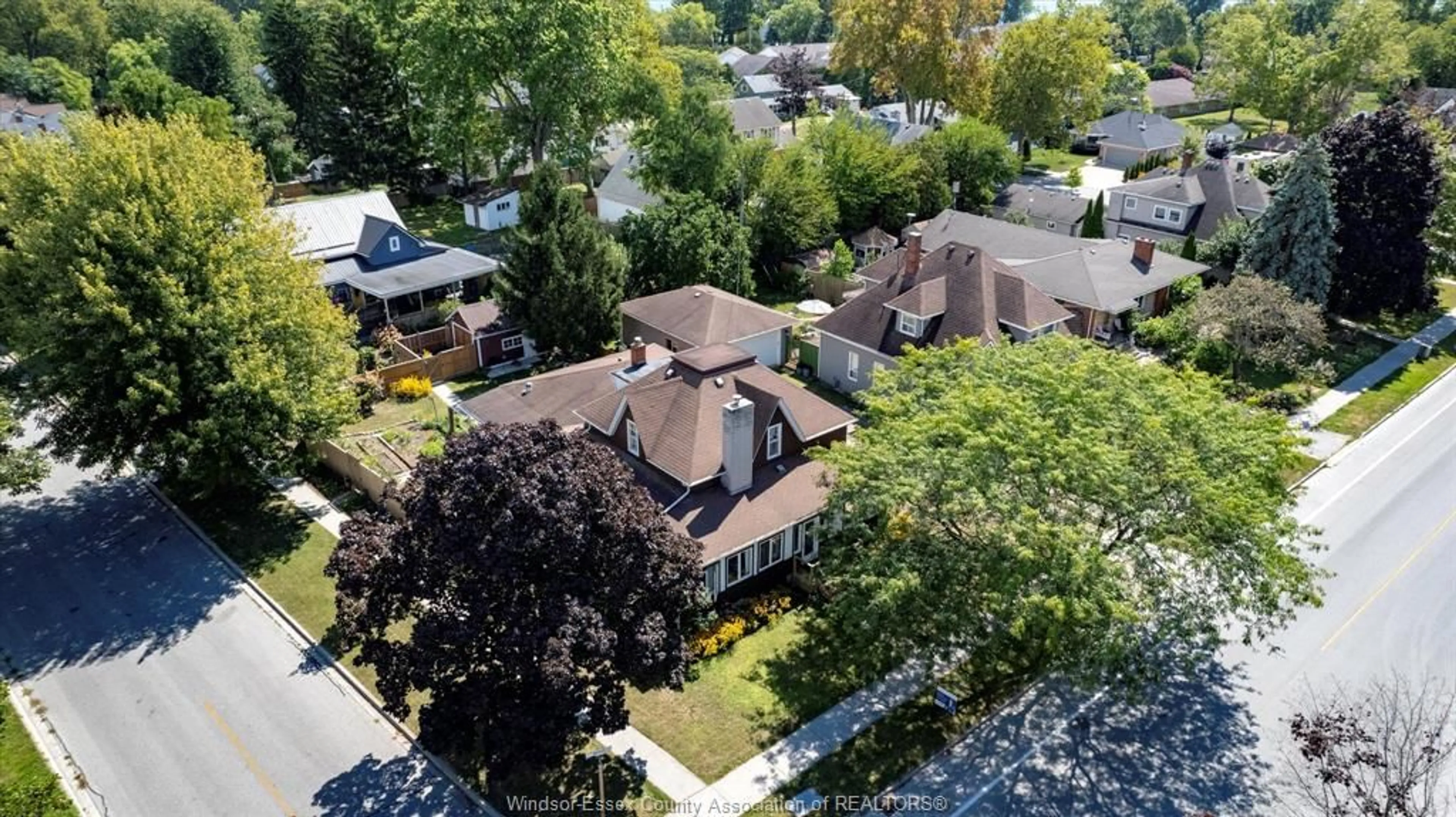 A pic from outside/outdoor area/front of a property/back of a property/a pic from drone, street for 231 DIVISION St, Kingsville Ontario N9Y 1R5