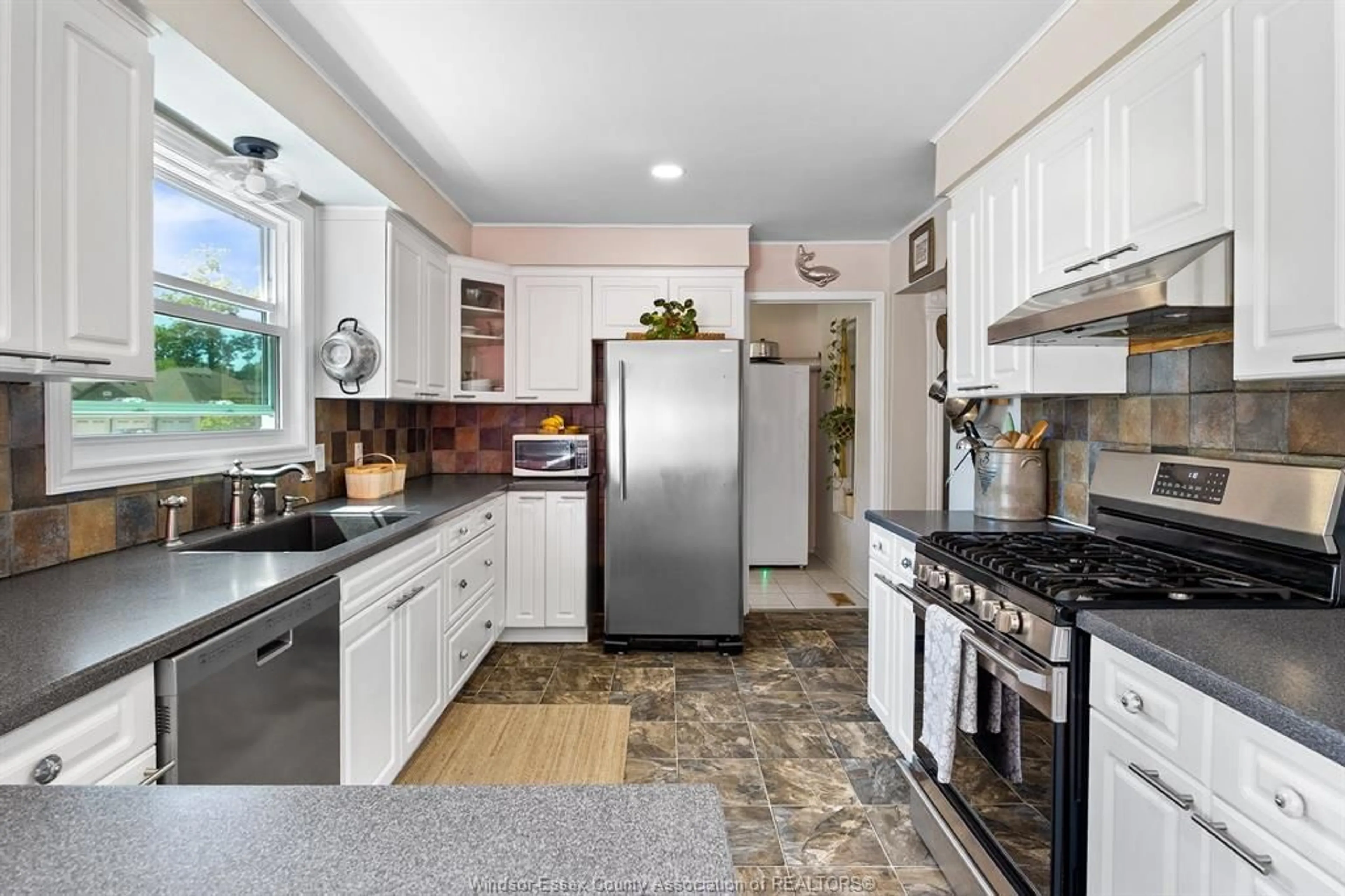 Standard kitchen, ceramic/tile floor for 231 DIVISION St, Kingsville Ontario N9Y 1R5