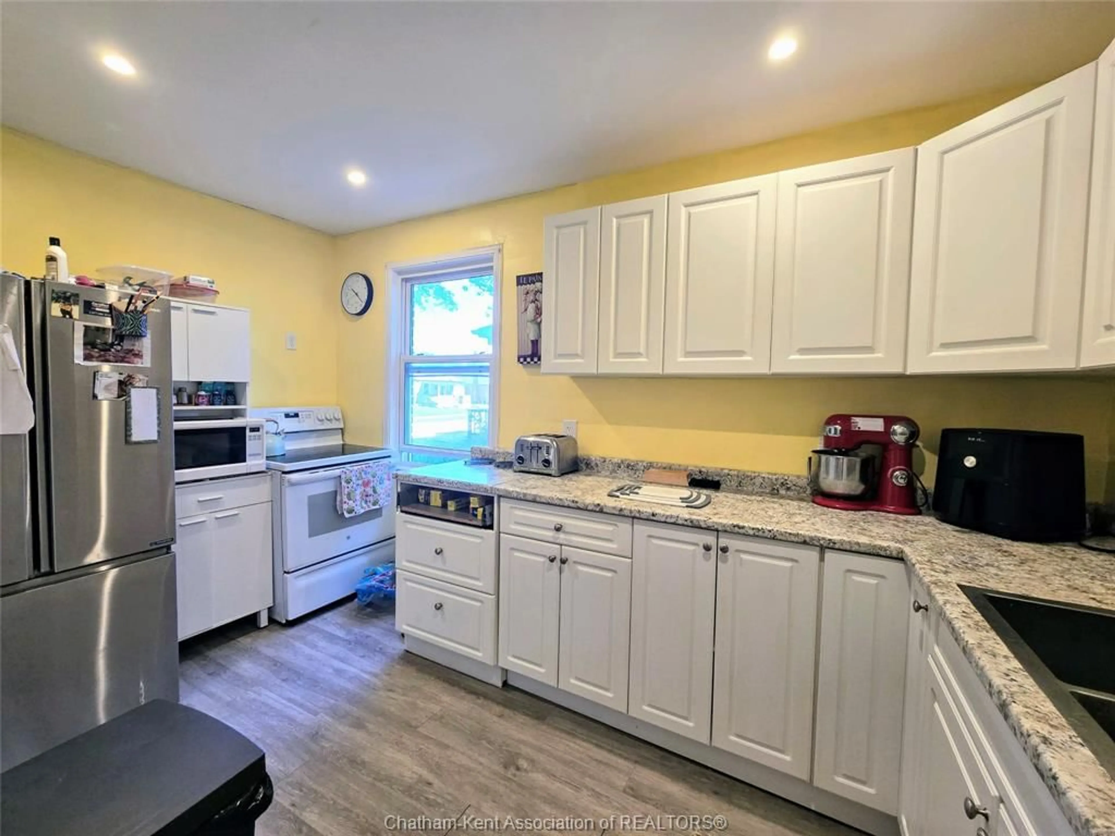 Standard kitchen, unknown for 74 Sunnyside Ave, Chatham Ontario N7M 1Z7