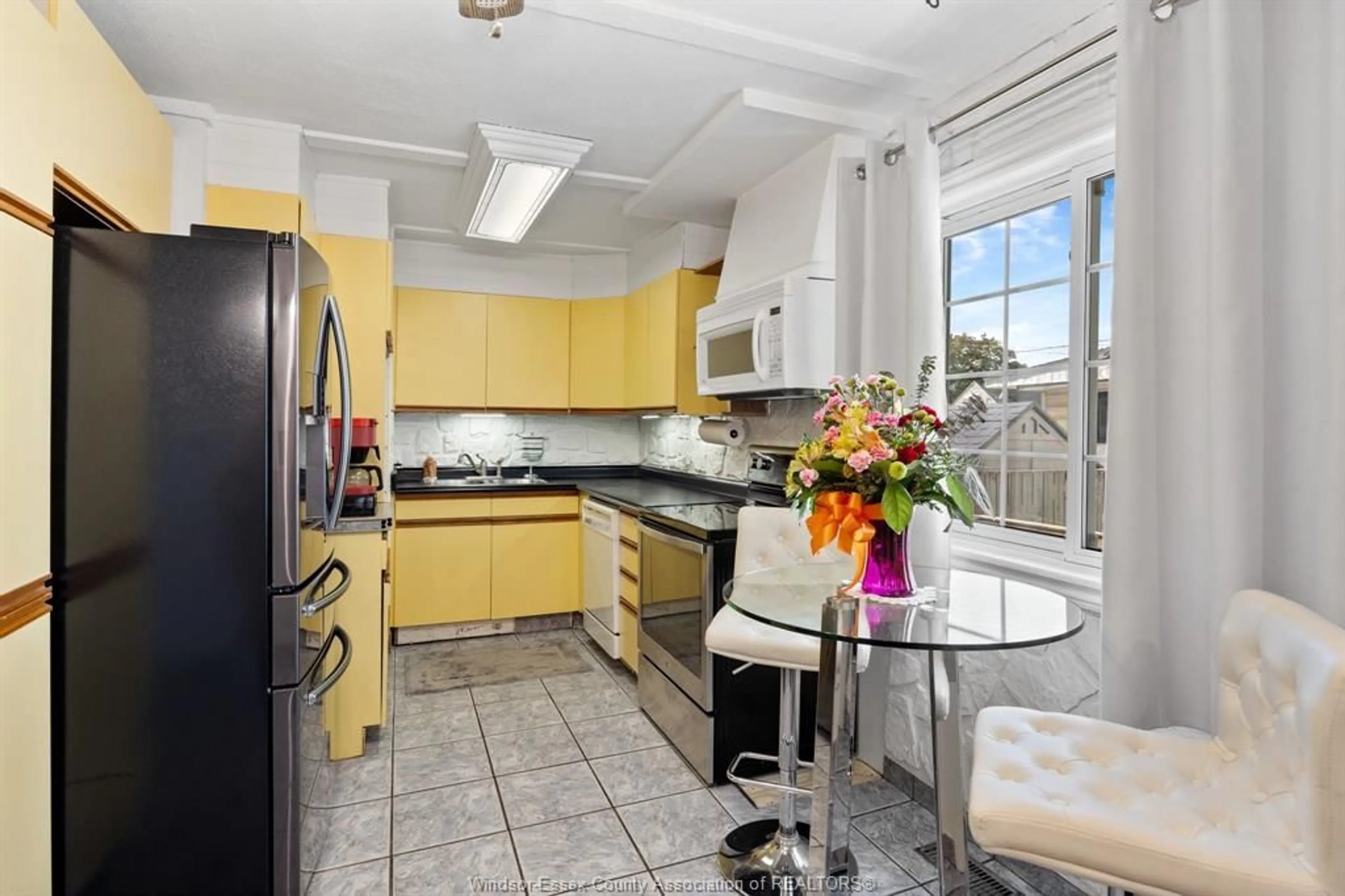 Standard kitchen, ceramic/tile floor for 1839 MALTA Rd, Windsor Ontario N8W 4H3