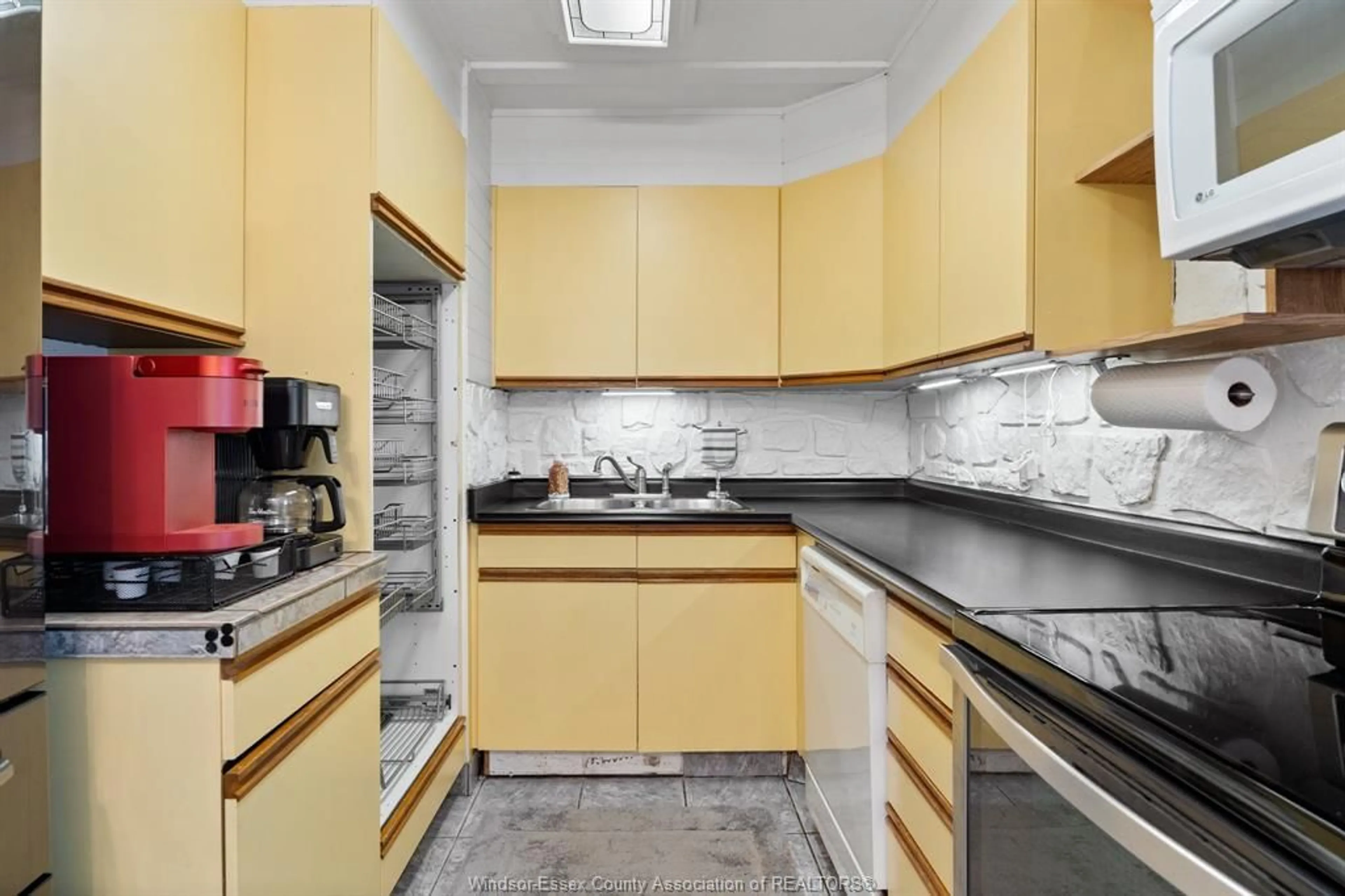Standard kitchen, unknown for 1839 MALTA Rd, Windsor Ontario N8W 4H3