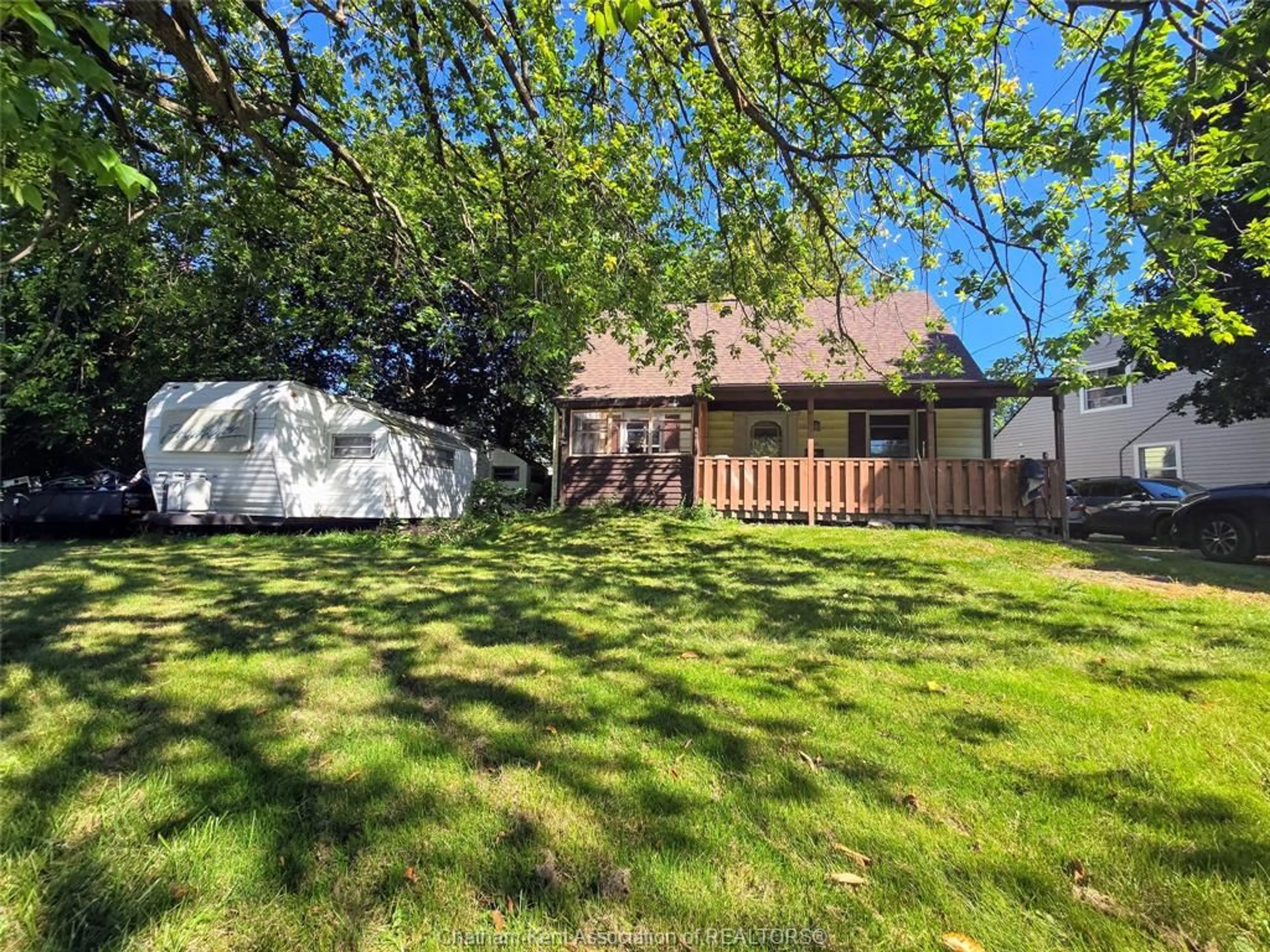 A pic from outside/outdoor area/front of a property/back of a property/a pic from drone, street for 155 Sunnyside Ave, Chatham Ontario N7M 1Z9