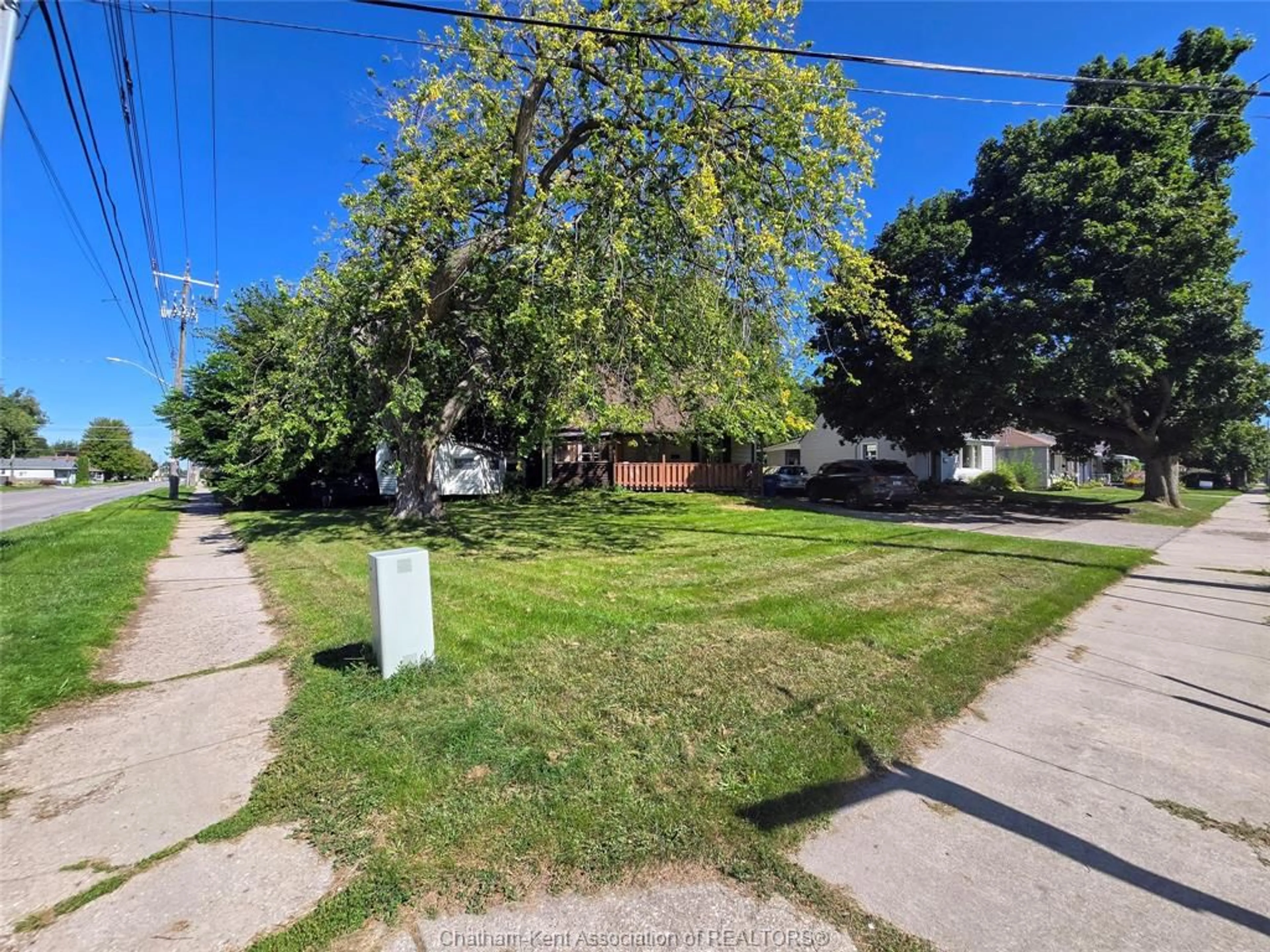 A pic from outside/outdoor area/front of a property/back of a property/a pic from drone, street for 155 Sunnyside Ave, Chatham Ontario N7M 1Z9