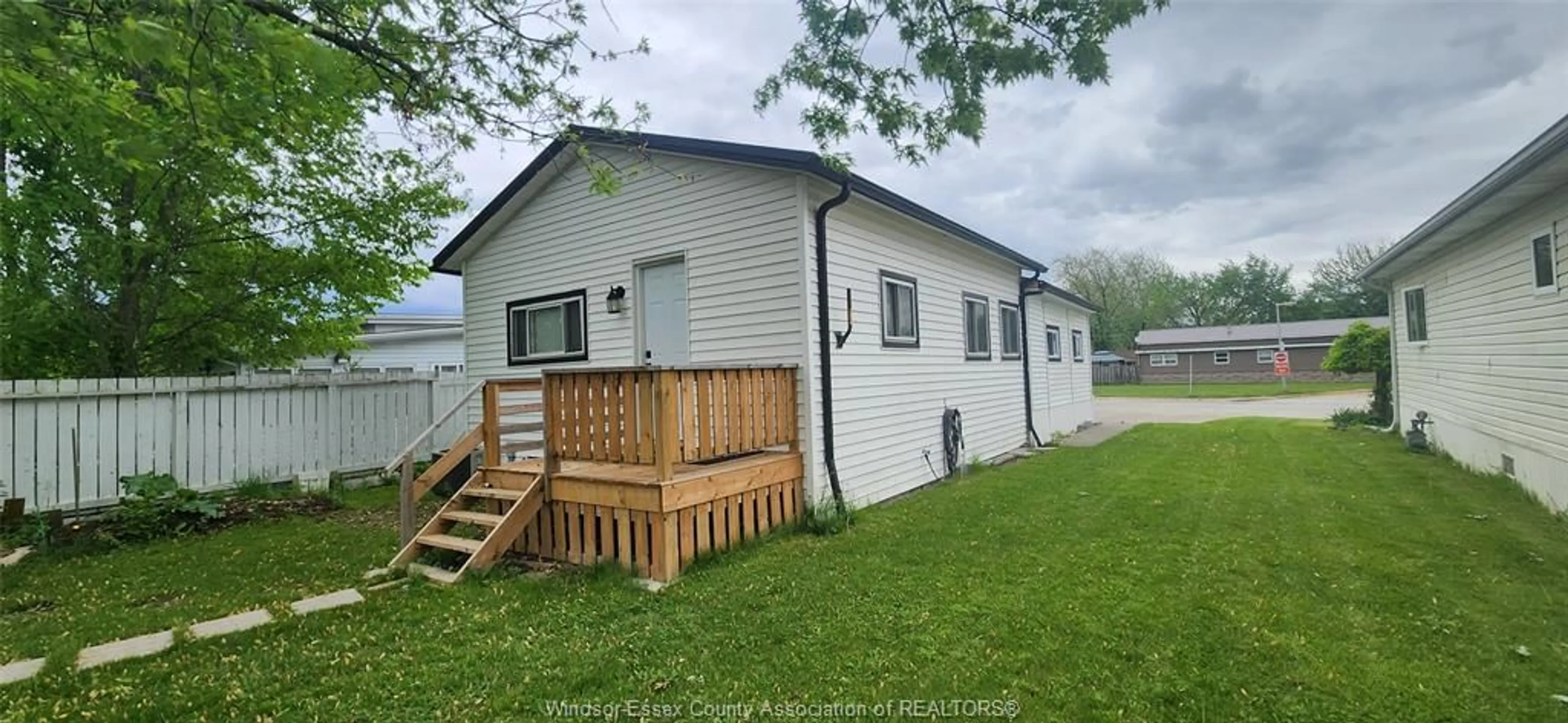 A pic from outside/outdoor area/front of a property/back of a property/a pic from drone, unknown for 40 PARKSIDE Dr, McGregor Ontario N0R 1J0