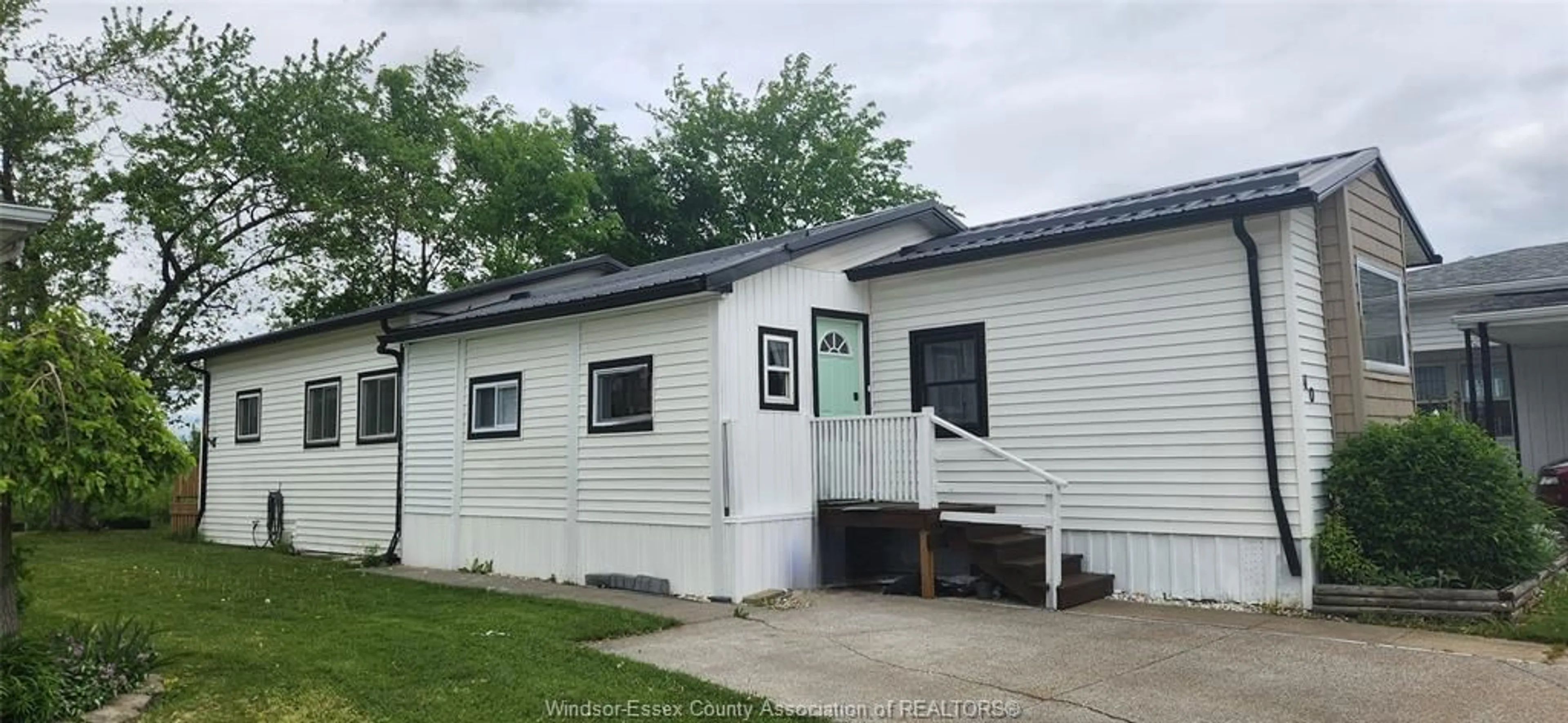 Home with vinyl exterior material, street for 40 PARKSIDE Dr, McGregor Ontario N0R 1J0
