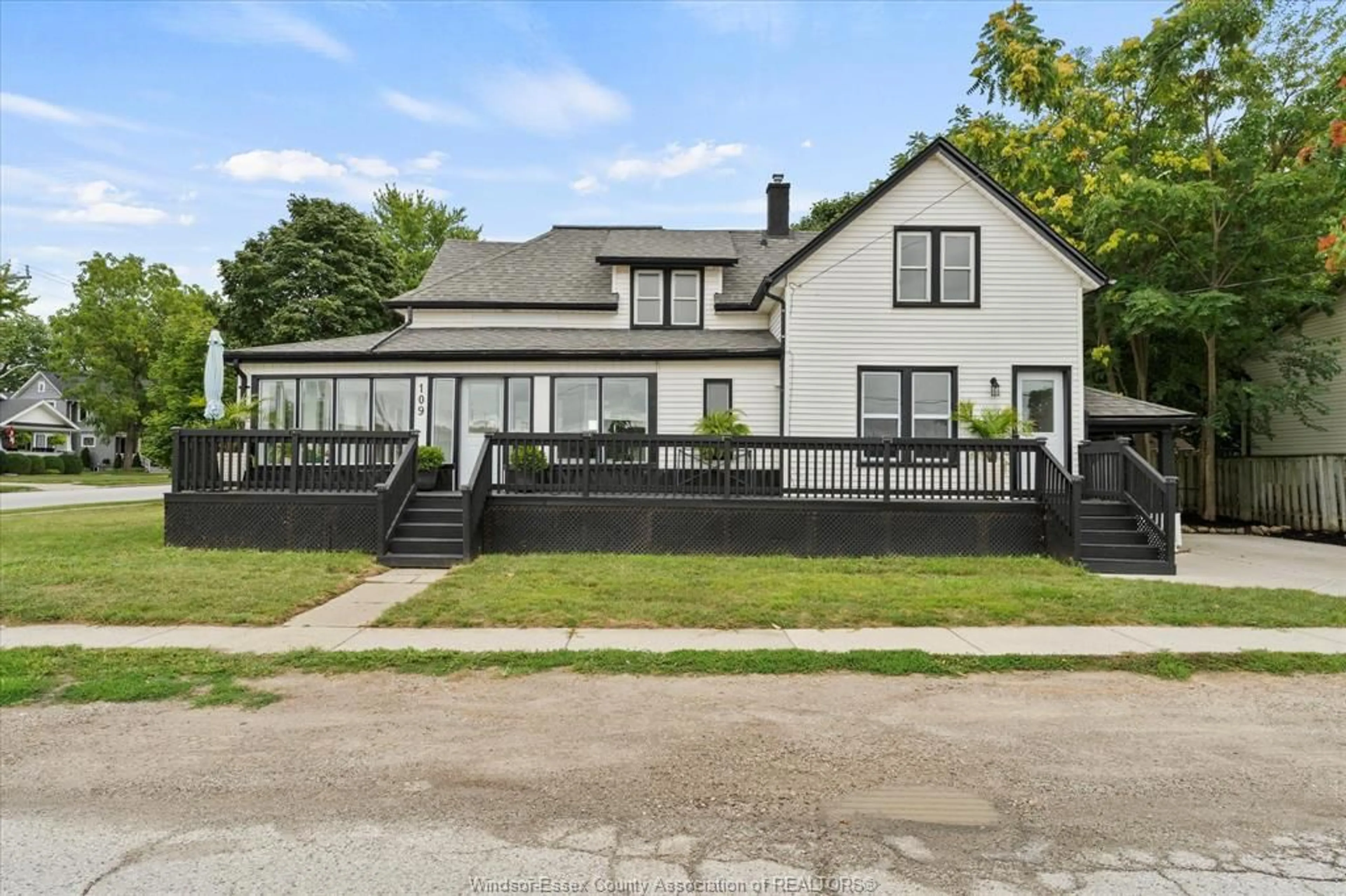 Home with vinyl exterior material, street for 109 KING St, Harrow Ontario N0R 1G0