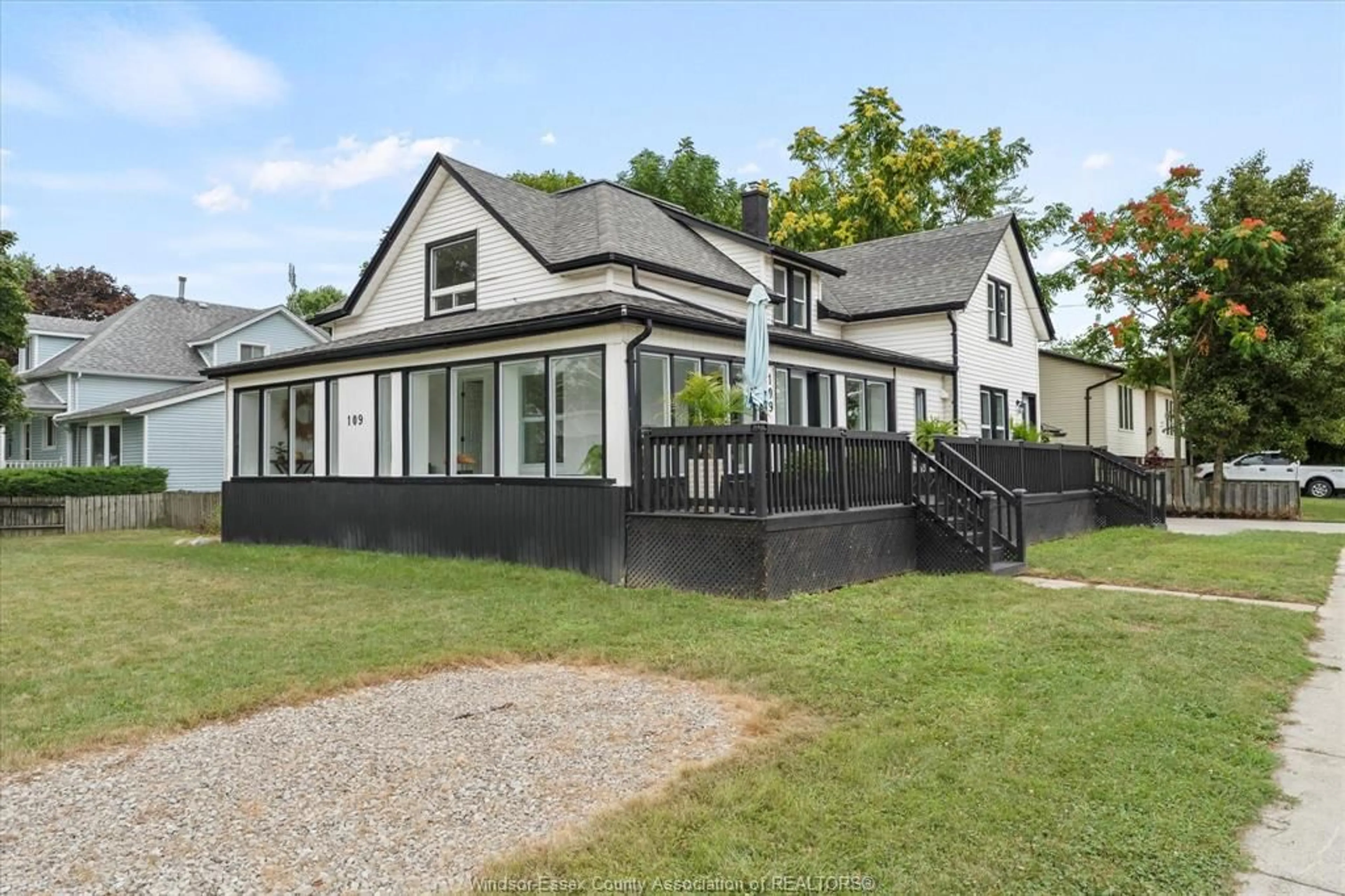 A pic from outside/outdoor area/front of a property/back of a property/a pic from drone, unknown for 109 KING St, Harrow Ontario N0R 1G0
