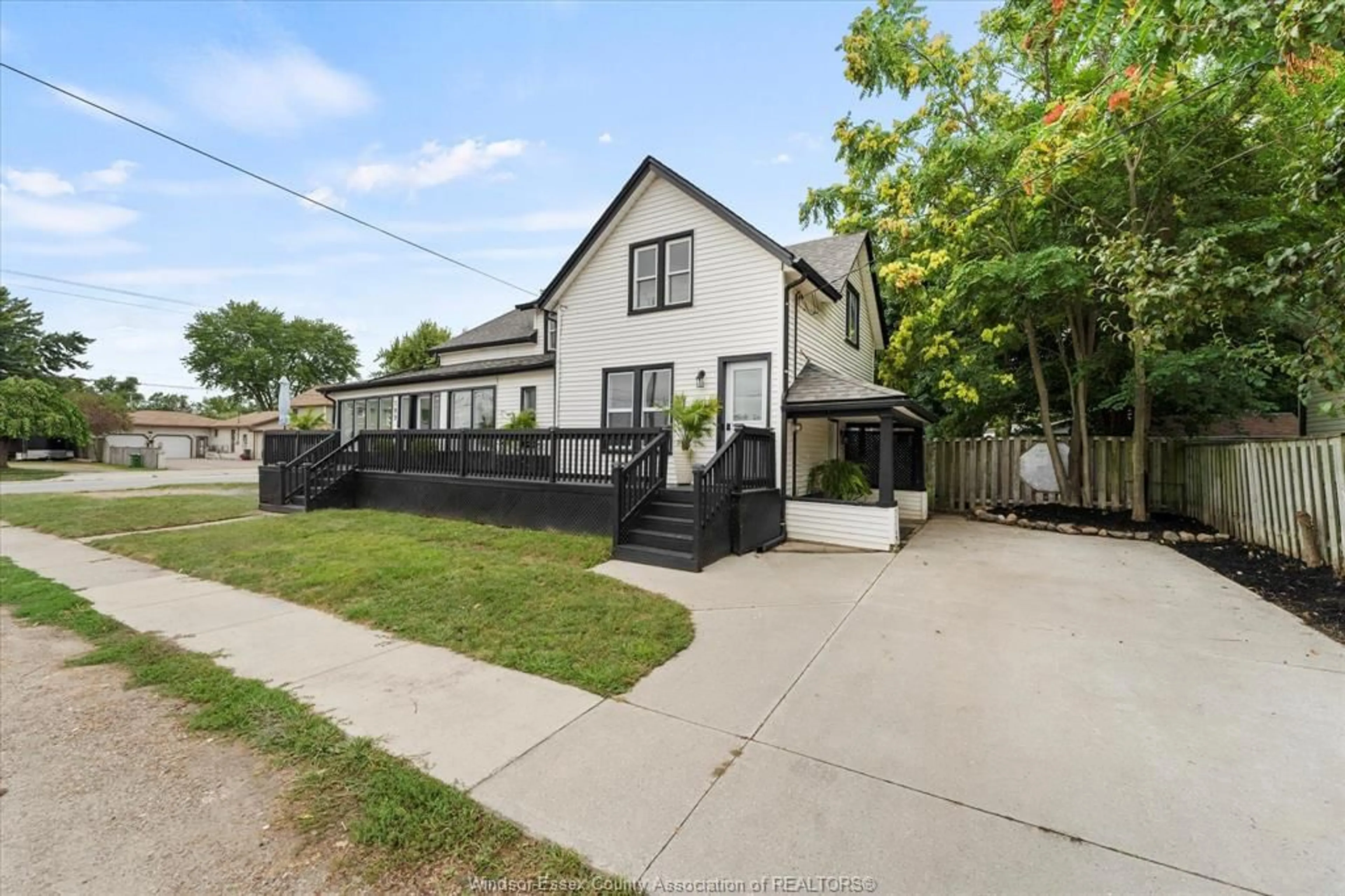 A pic from outside/outdoor area/front of a property/back of a property/a pic from drone, street for 109 KING St, Harrow Ontario N0R 1G0