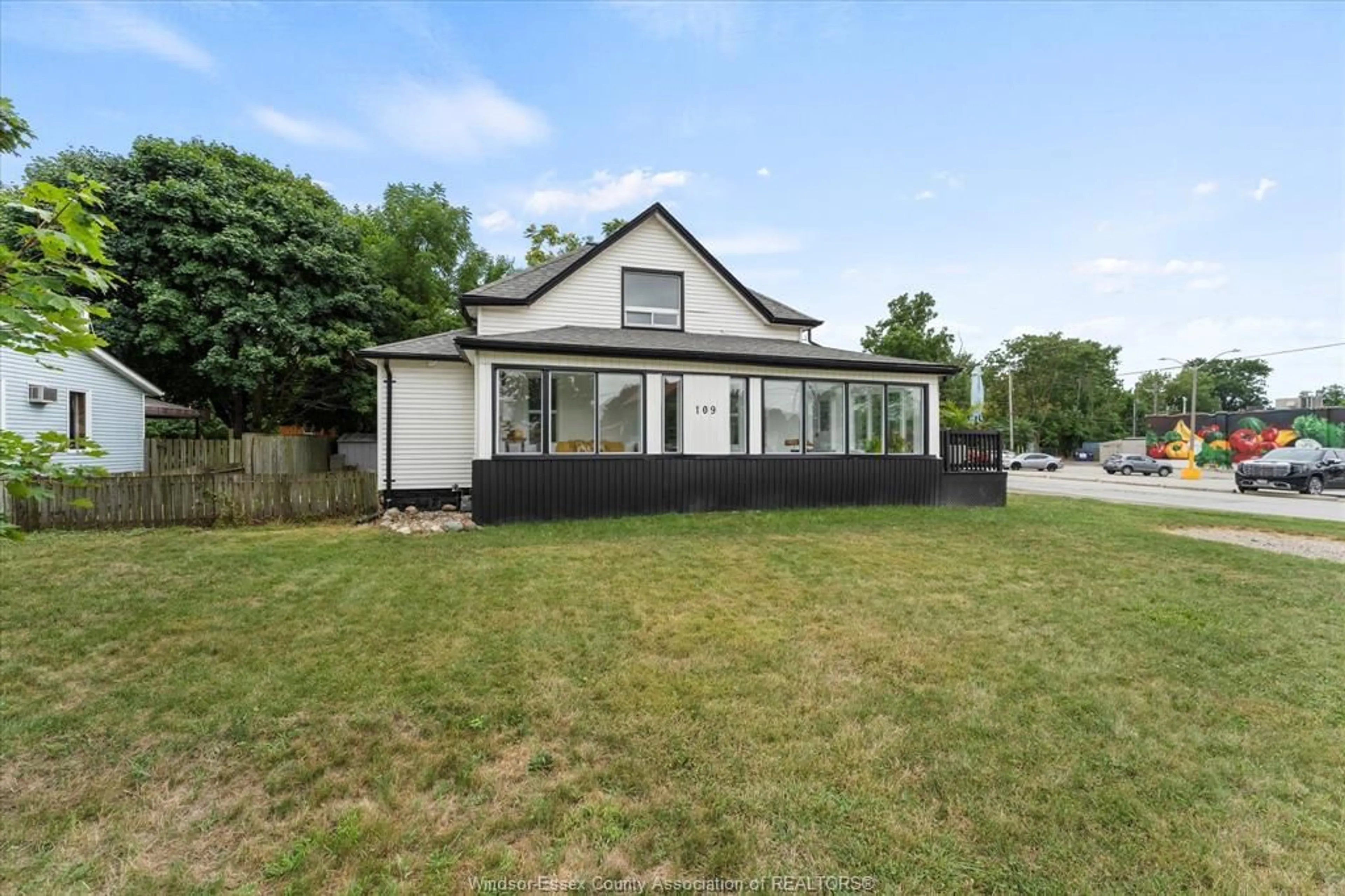 Home with vinyl exterior material, street for 109 KING St, Harrow Ontario N0R 1G0