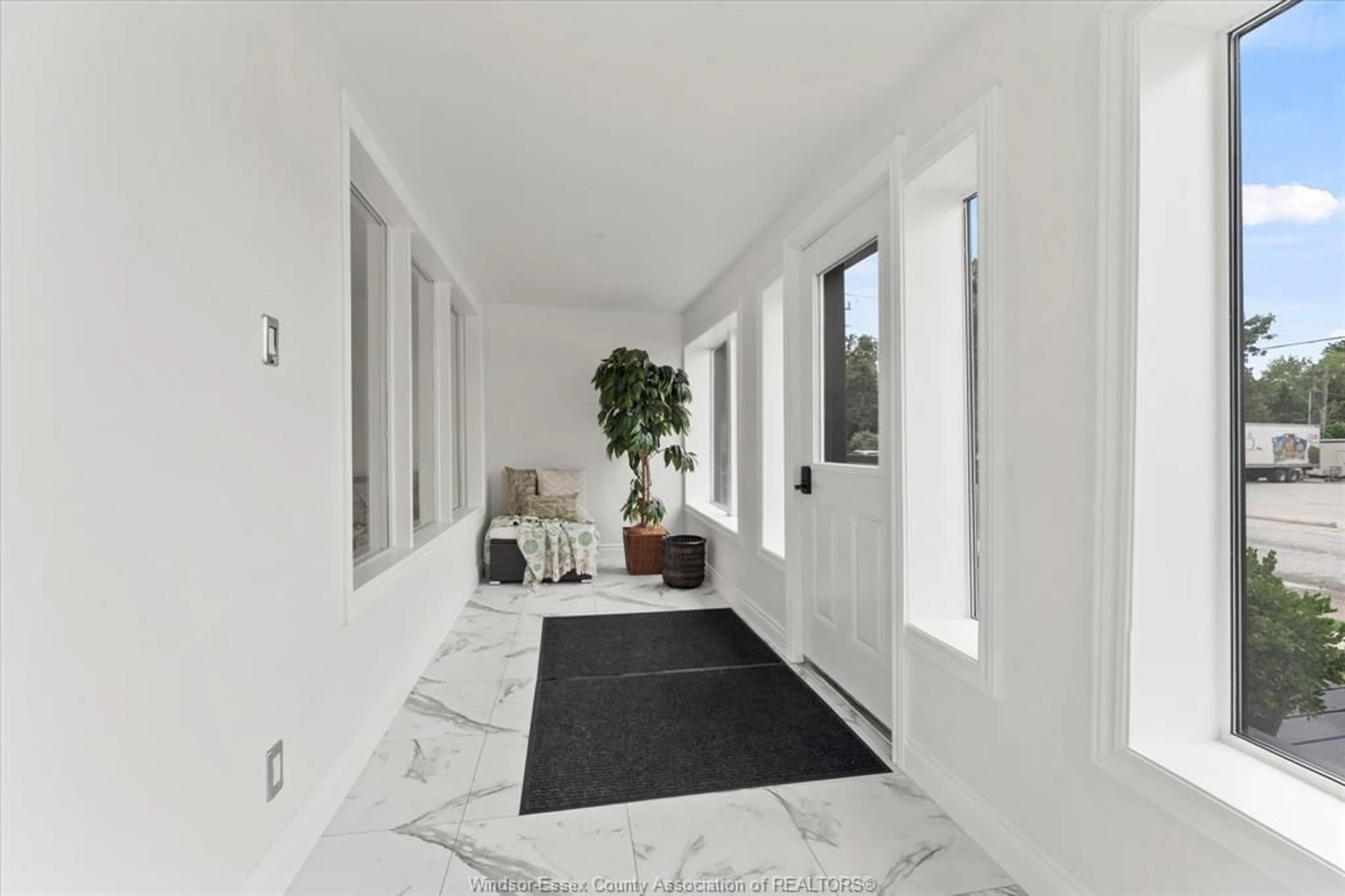 Indoor entryway for 109 KING St, Harrow Ontario N0R 1G0
