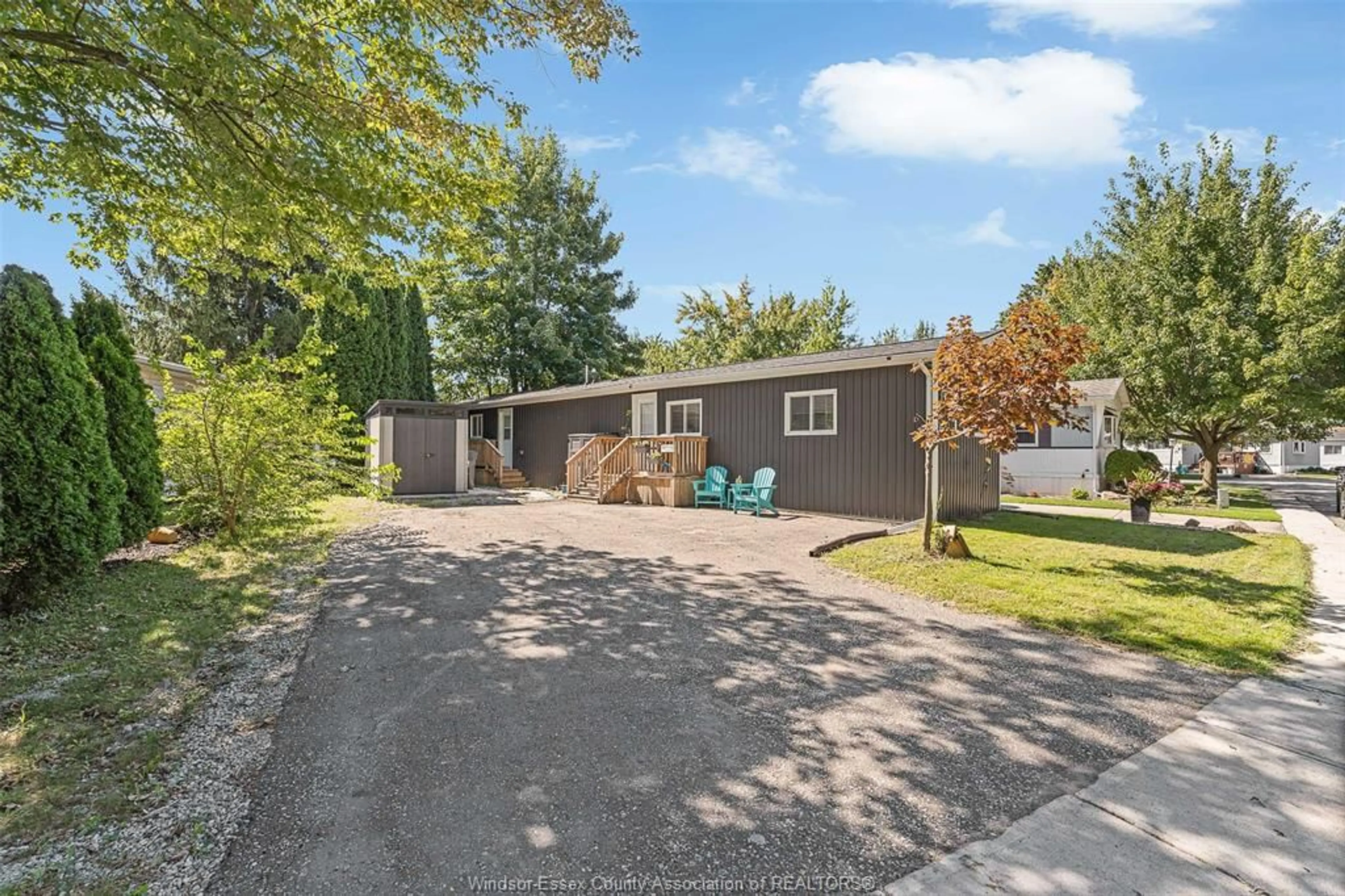 A pic from outside/outdoor area/front of a property/back of a property/a pic from drone, street for 182 NEIL Crt, Essex Ontario N8M 2A7