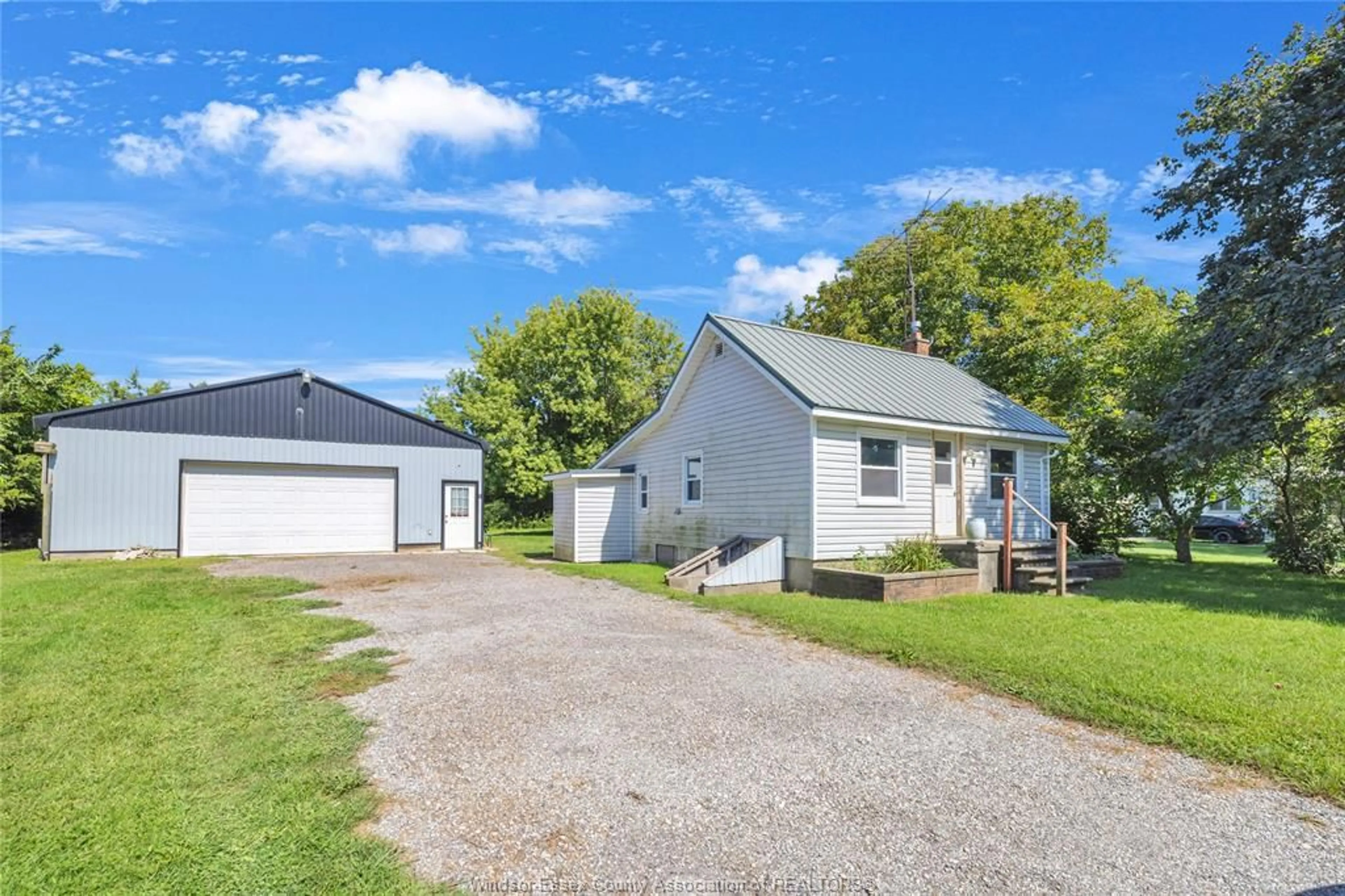 A pic from outside/outdoor area/front of a property/back of a property/a pic from drone, street for 23365 Dew Drop Rd, Thamesville Ontario N0P 2K0