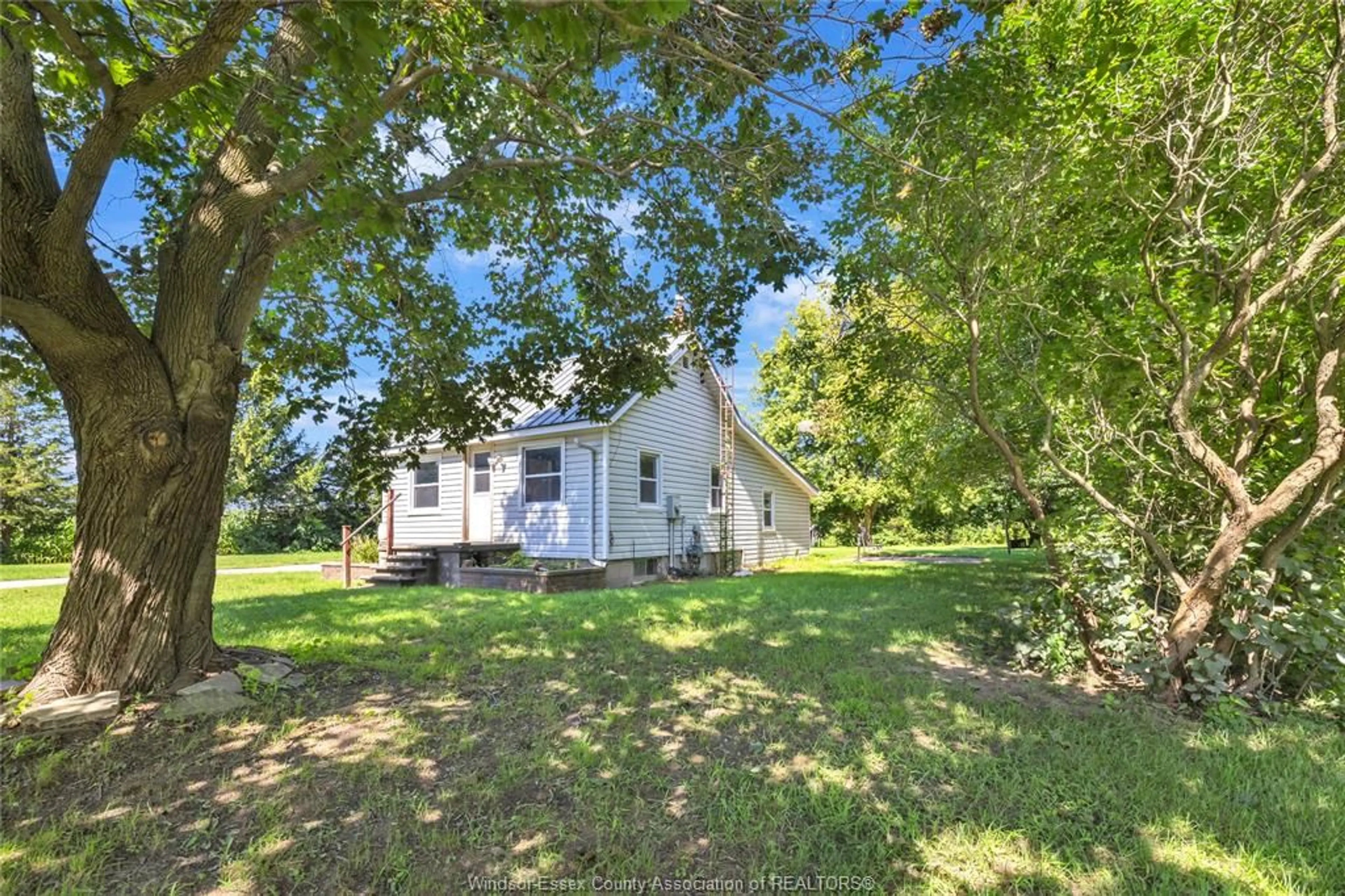 A pic from outside/outdoor area/front of a property/back of a property/a pic from drone, unknown for 23365 Dew Drop Rd, Thamesville Ontario N0P 2K0