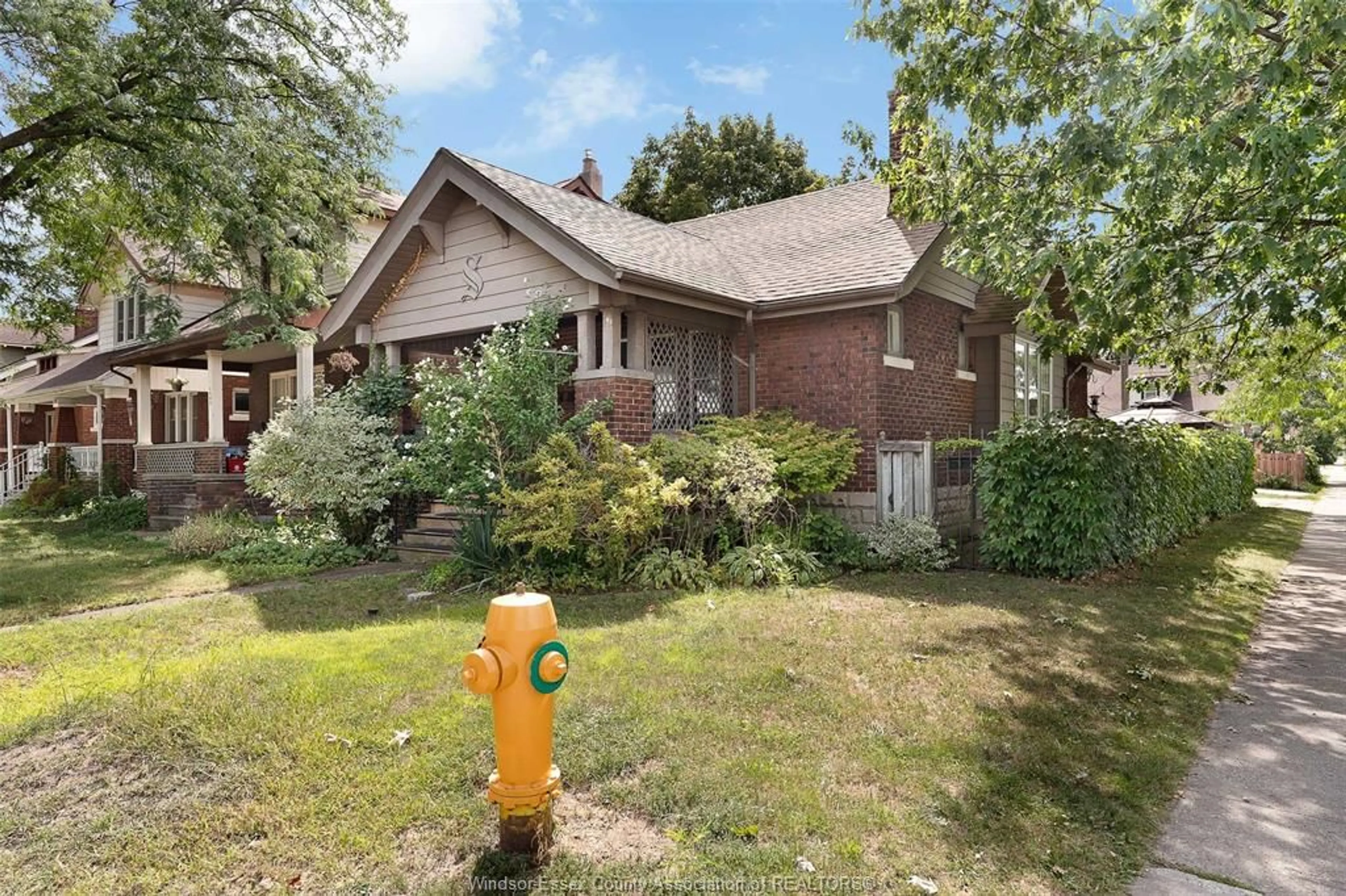 A pic from outside/outdoor area/front of a property/back of a property/a pic from drone, street for 1501 DOUGALL Ave, Windsor Ontario N8X 1S2
