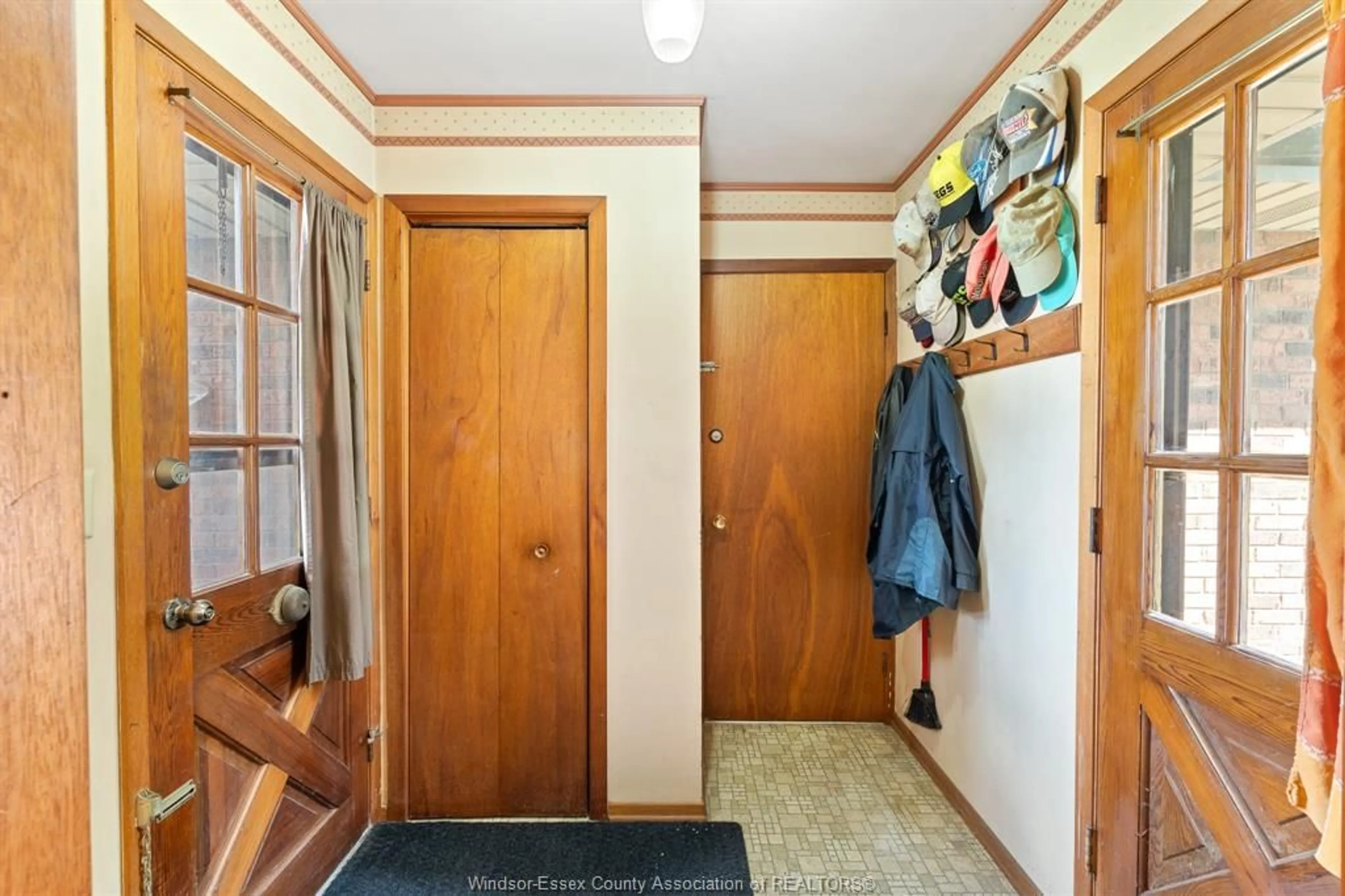 Indoor entryway for 220 ROAD 8 W, Kingsville Ontario N8M 2X5