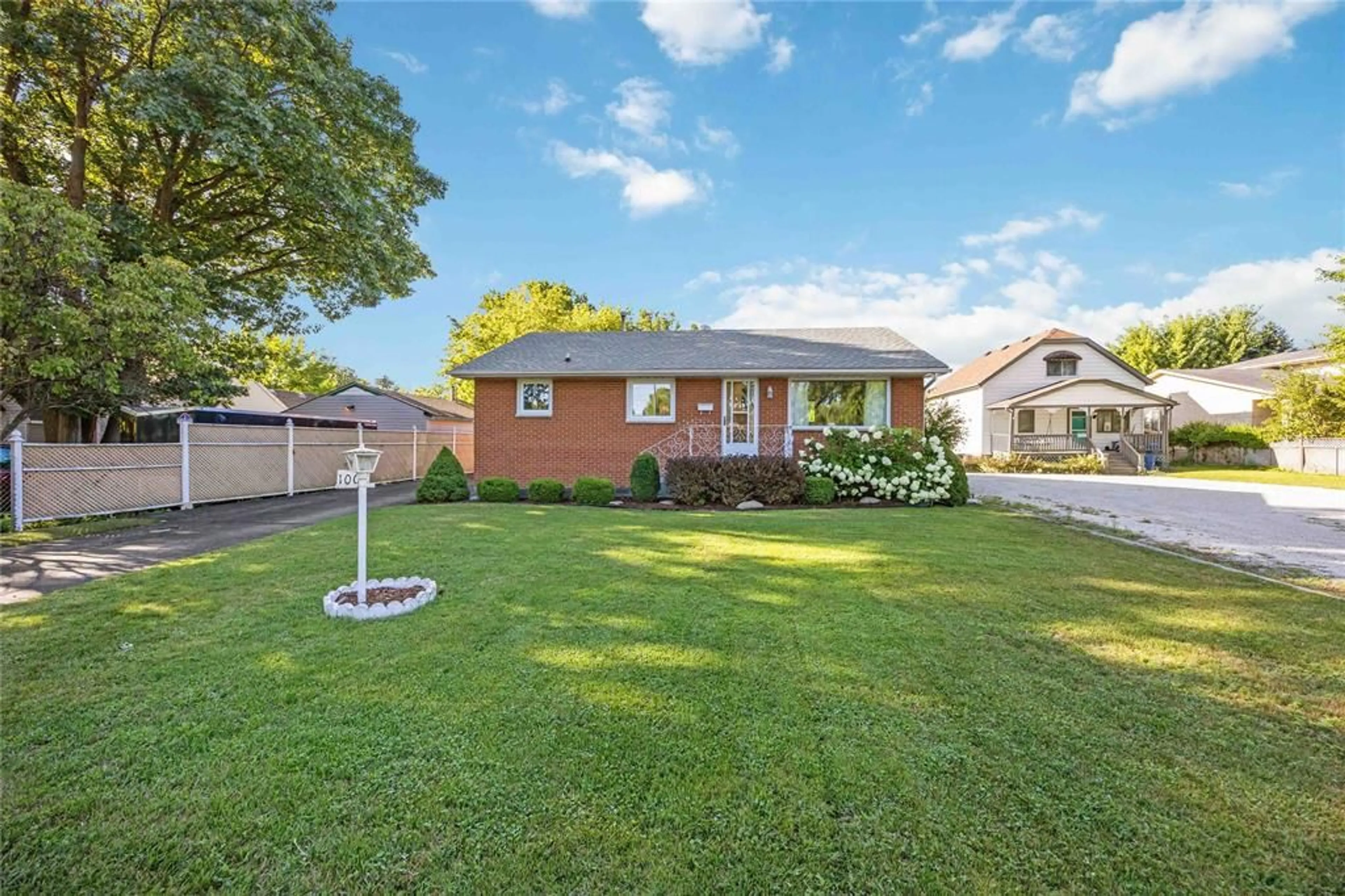 A pic from outside/outdoor area/front of a property/back of a property/a pic from drone, street for 1003 Michigan Ave, Sarnia Ontario N7T 7B7