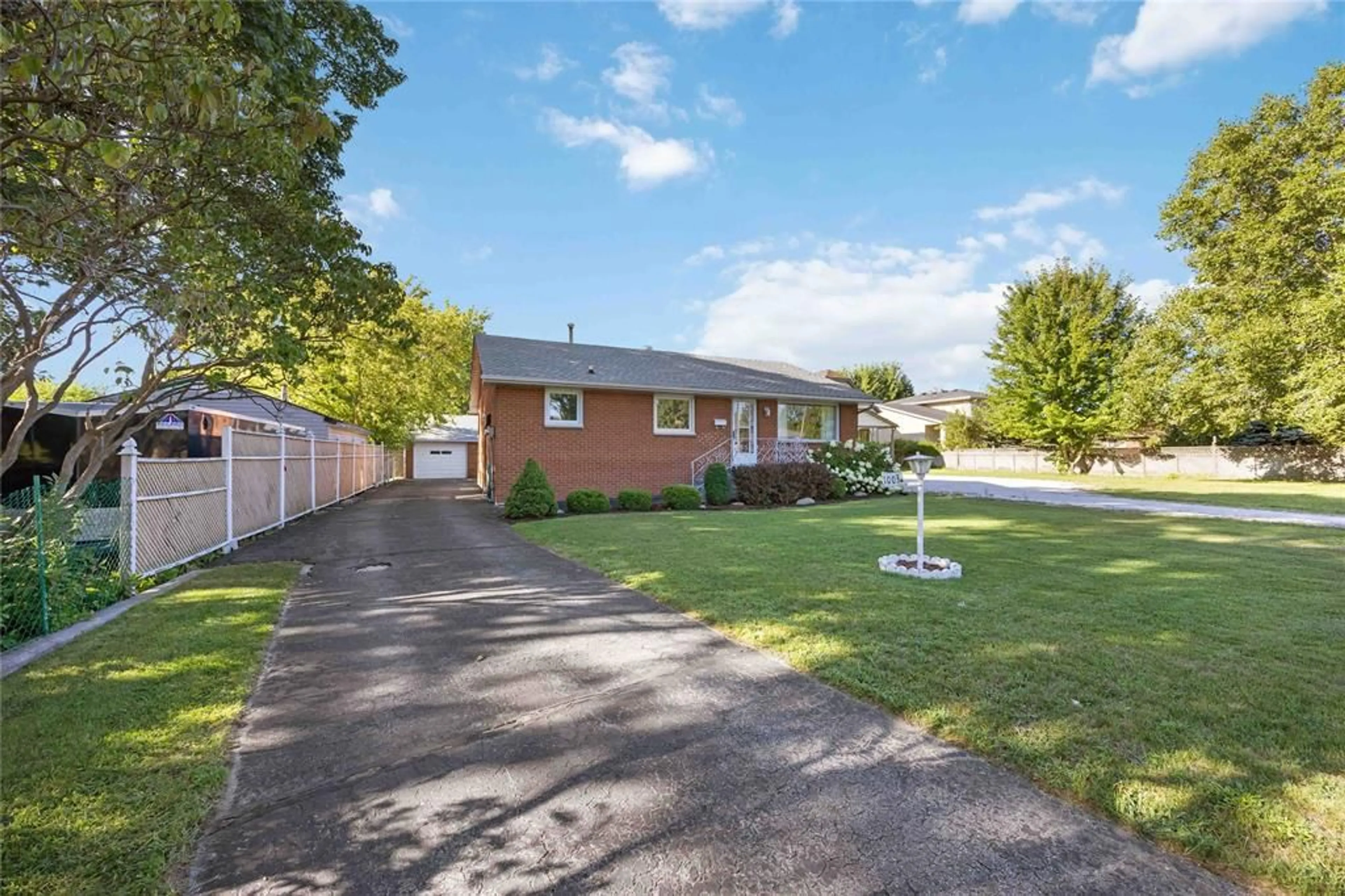 A pic from outside/outdoor area/front of a property/back of a property/a pic from drone, street for 1003 Michigan Ave, Sarnia Ontario N7T 7B7
