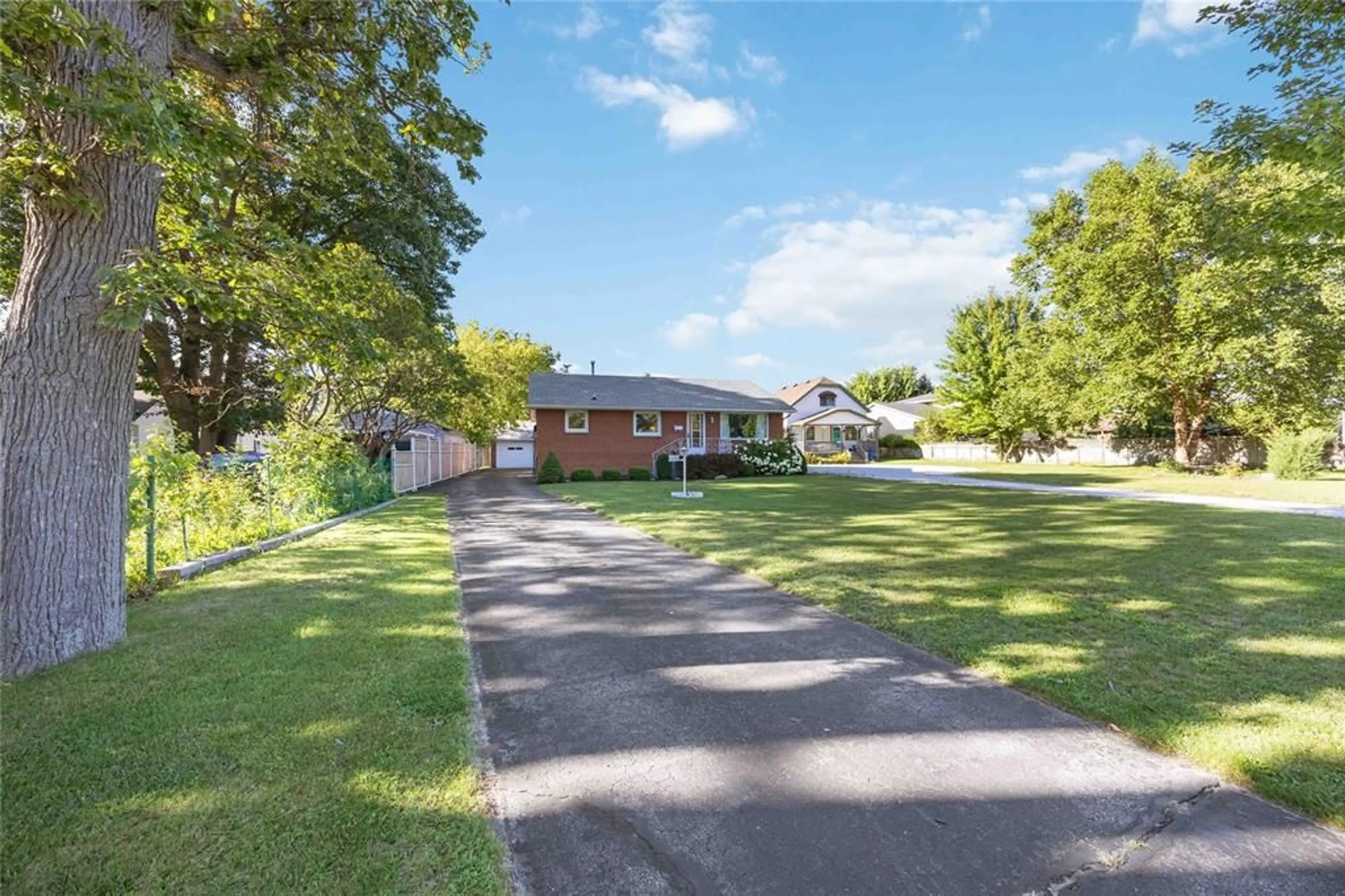 A pic from outside/outdoor area/front of a property/back of a property/a pic from drone, street for 1003 Michigan Ave, Sarnia Ontario N7T 7B7