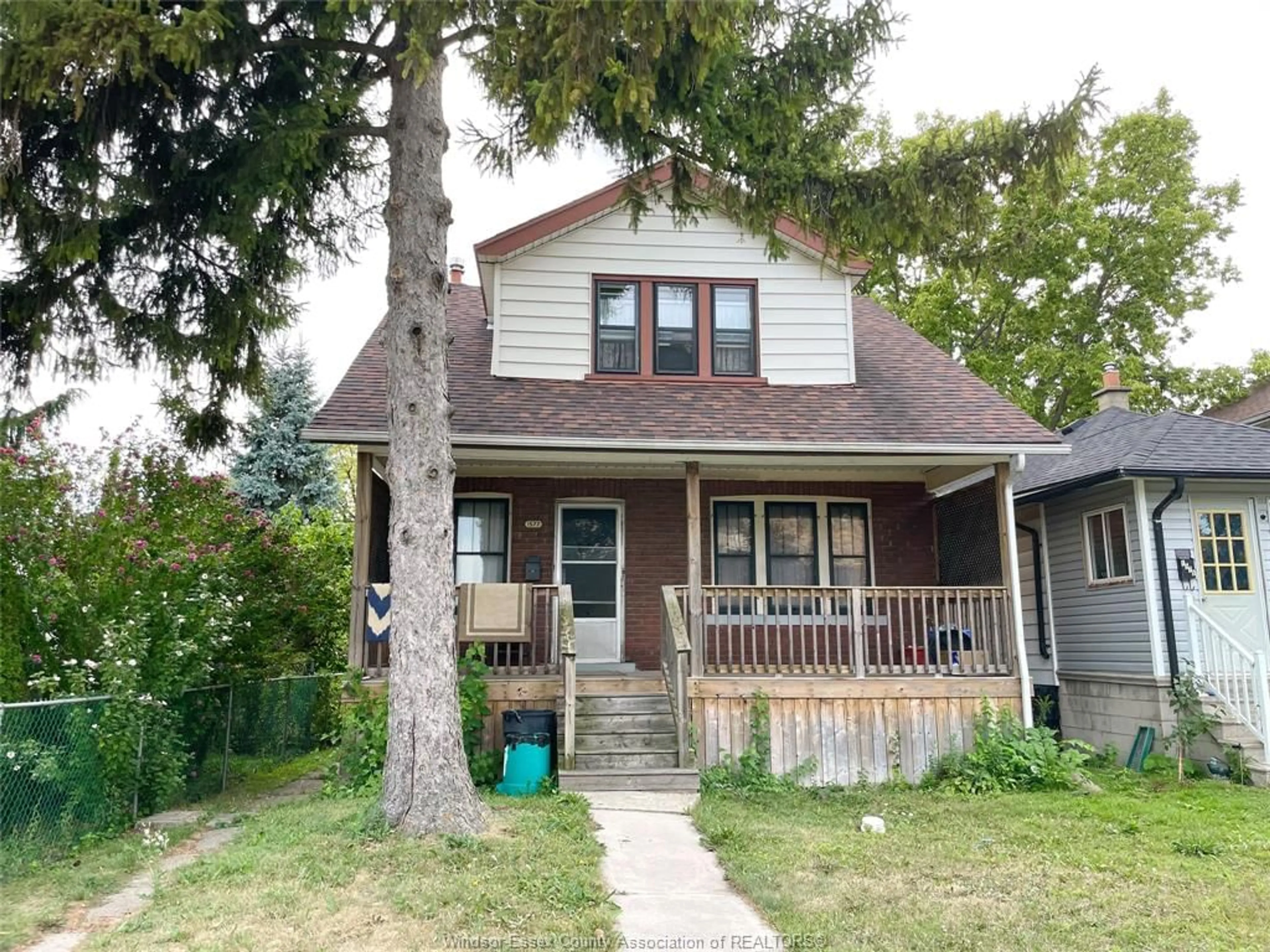 Home with vinyl exterior material, street for 1577 MOY, Windsor Ontario N8X 1J4