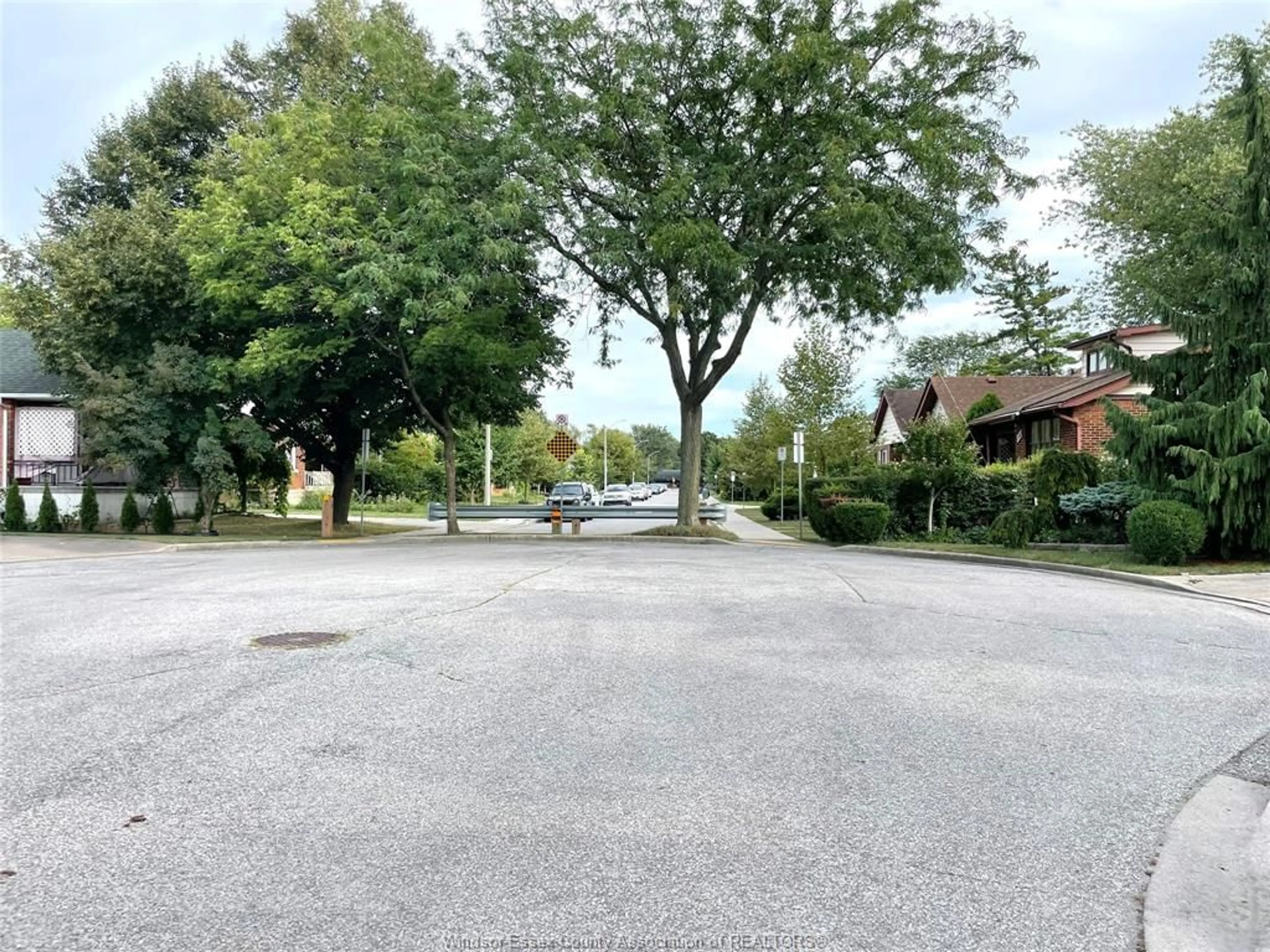 Blurry image for 1577 MOY, Windsor Ontario N8X 1J4