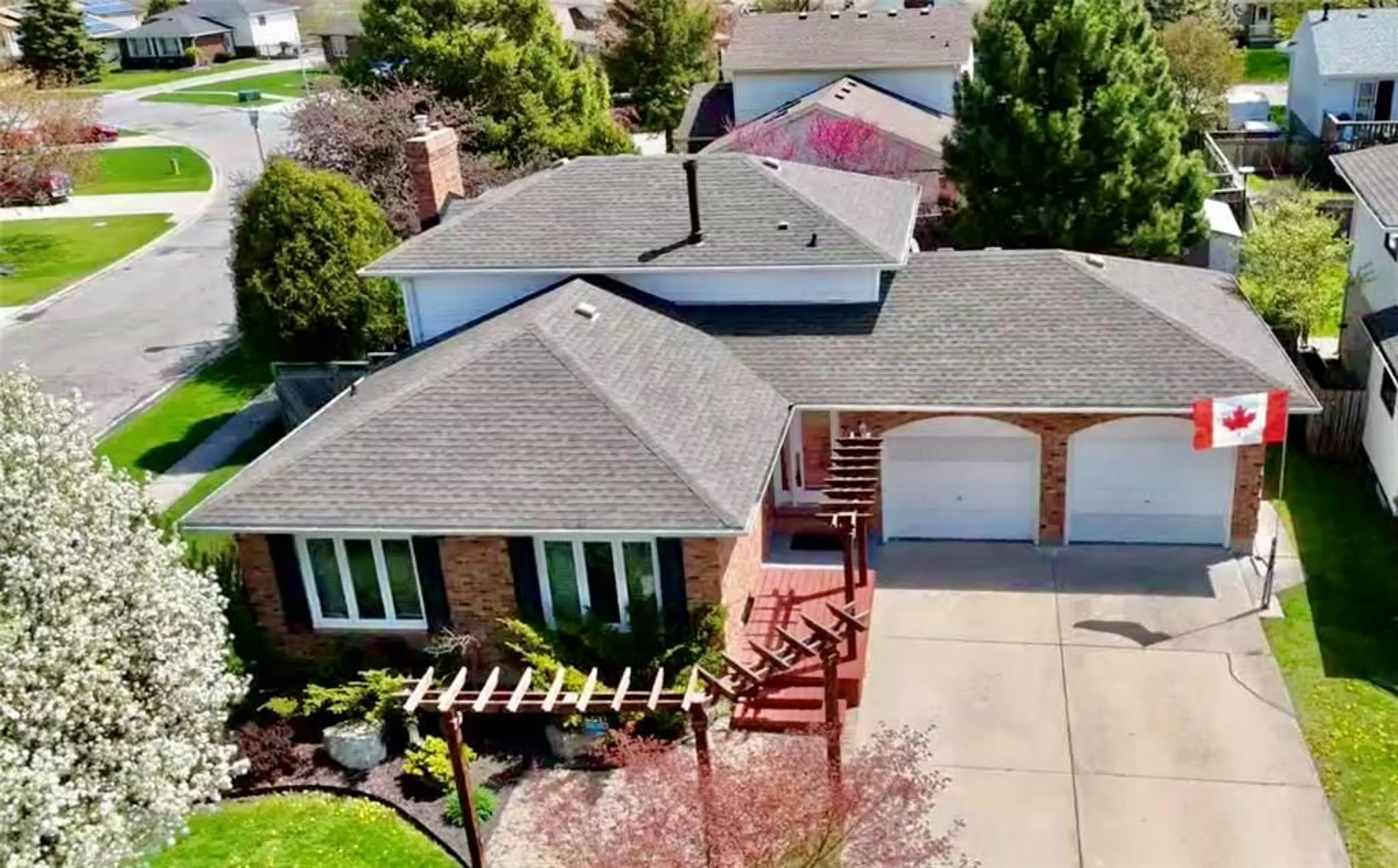 A pic from outside/outdoor area/front of a property/back of a property/a pic from drone, street for 100 HASTINGS Cres, Sarnia Ontario N7S 5K5