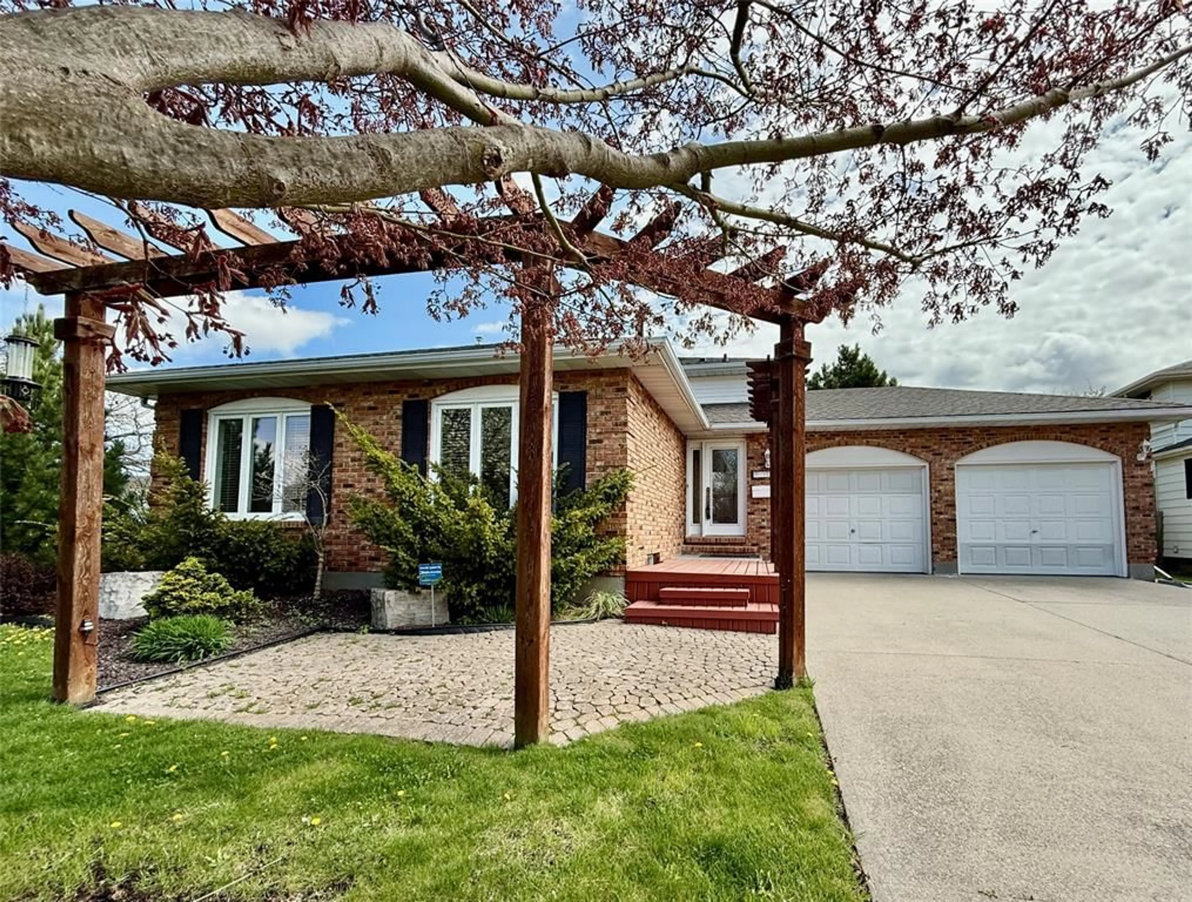 Home with brick exterior material, street for 100 HASTINGS Cres, Sarnia Ontario N7S 5K5