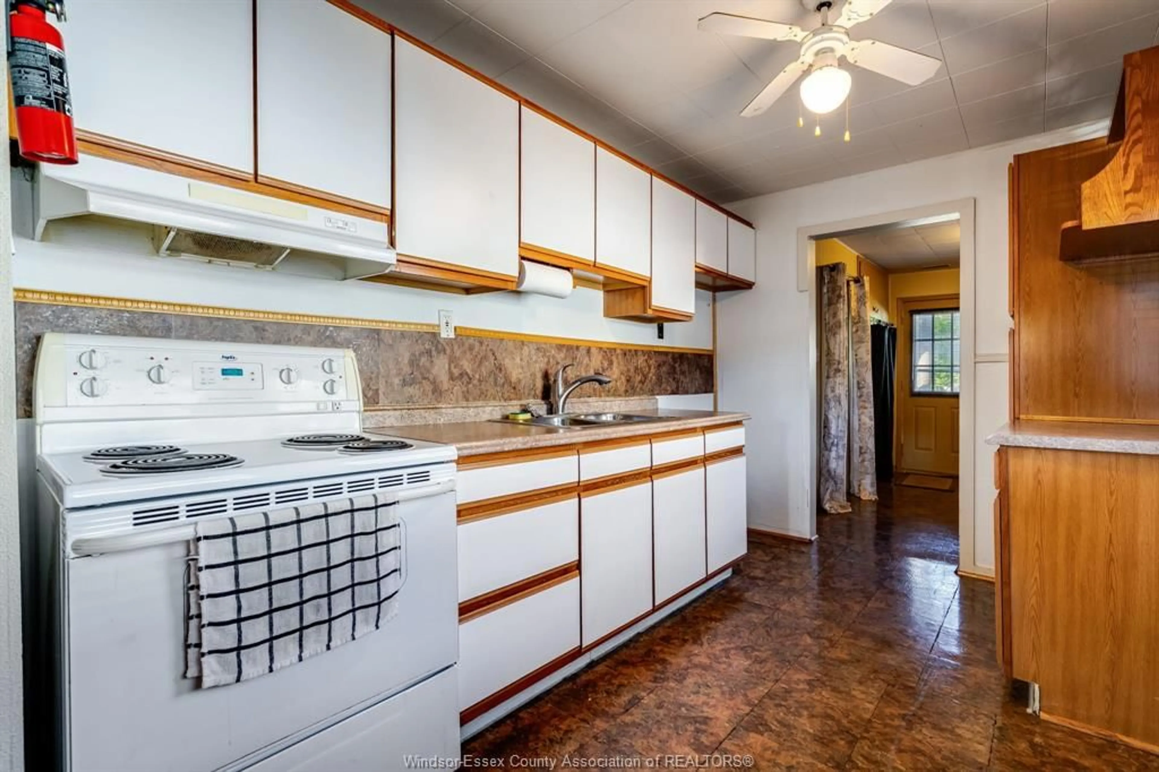 Standard kitchen, ceramic/tile floor for 1067 LENA, Windsor Ontario N9C 3K3