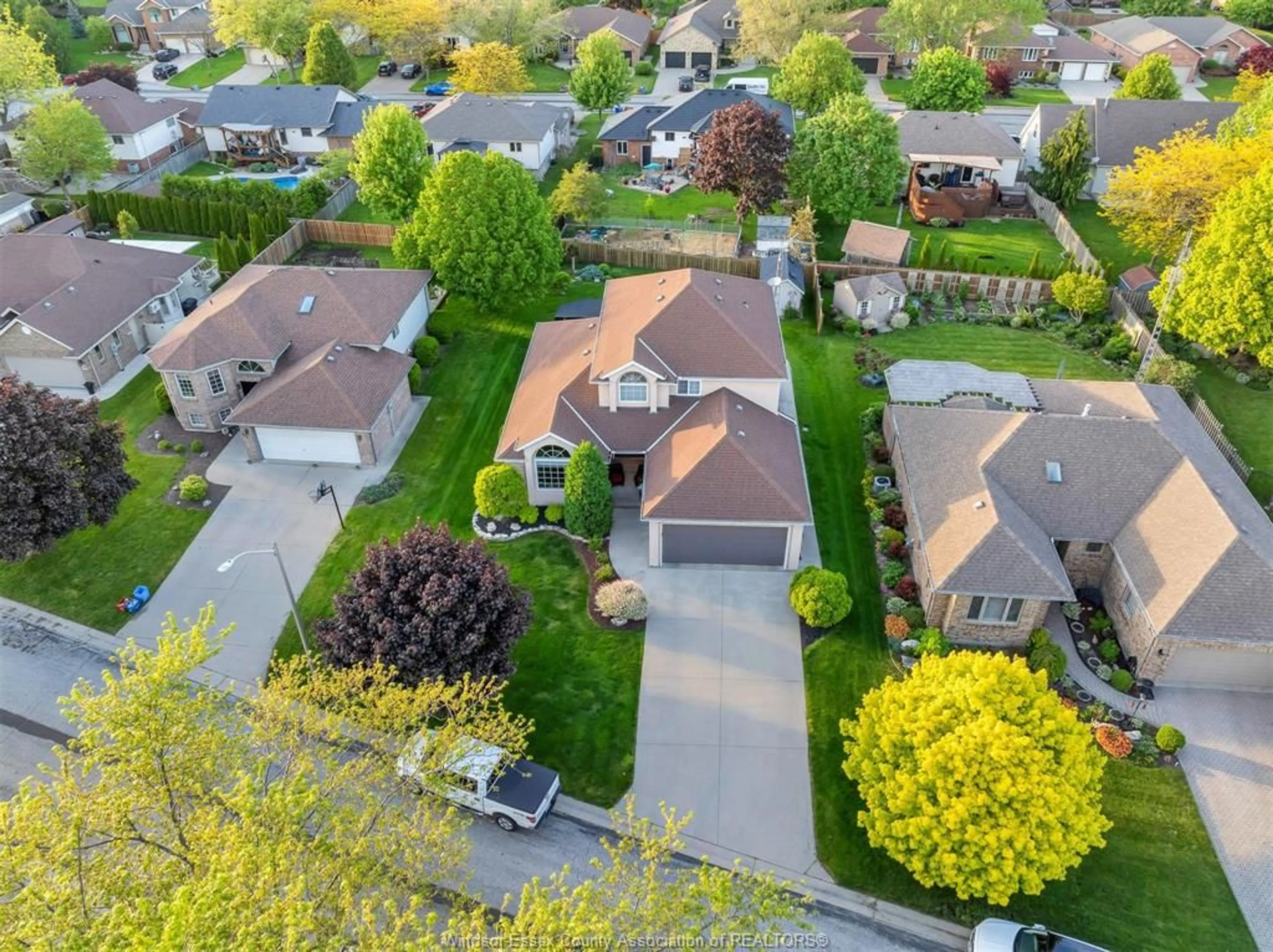 A pic from outside/outdoor area/front of a property/back of a property/a pic from drone, street for 27 Cheyenne Crt, Leamington Ontario N8H 5E2