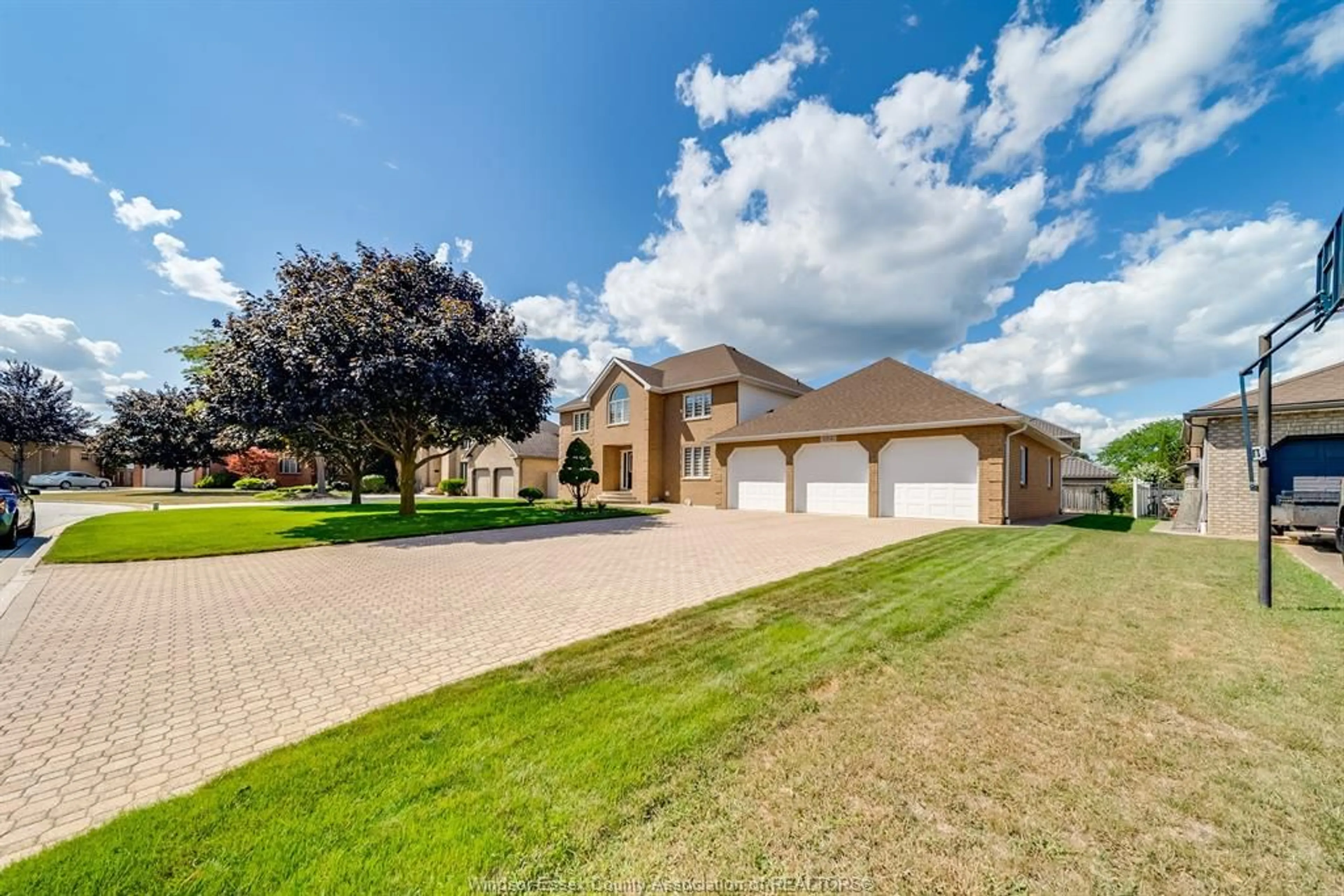 A pic from outside/outdoor area/front of a property/back of a property/a pic from drone, street for 2021 EUGENI St, Tecumseh Ontario N9K 1B3
