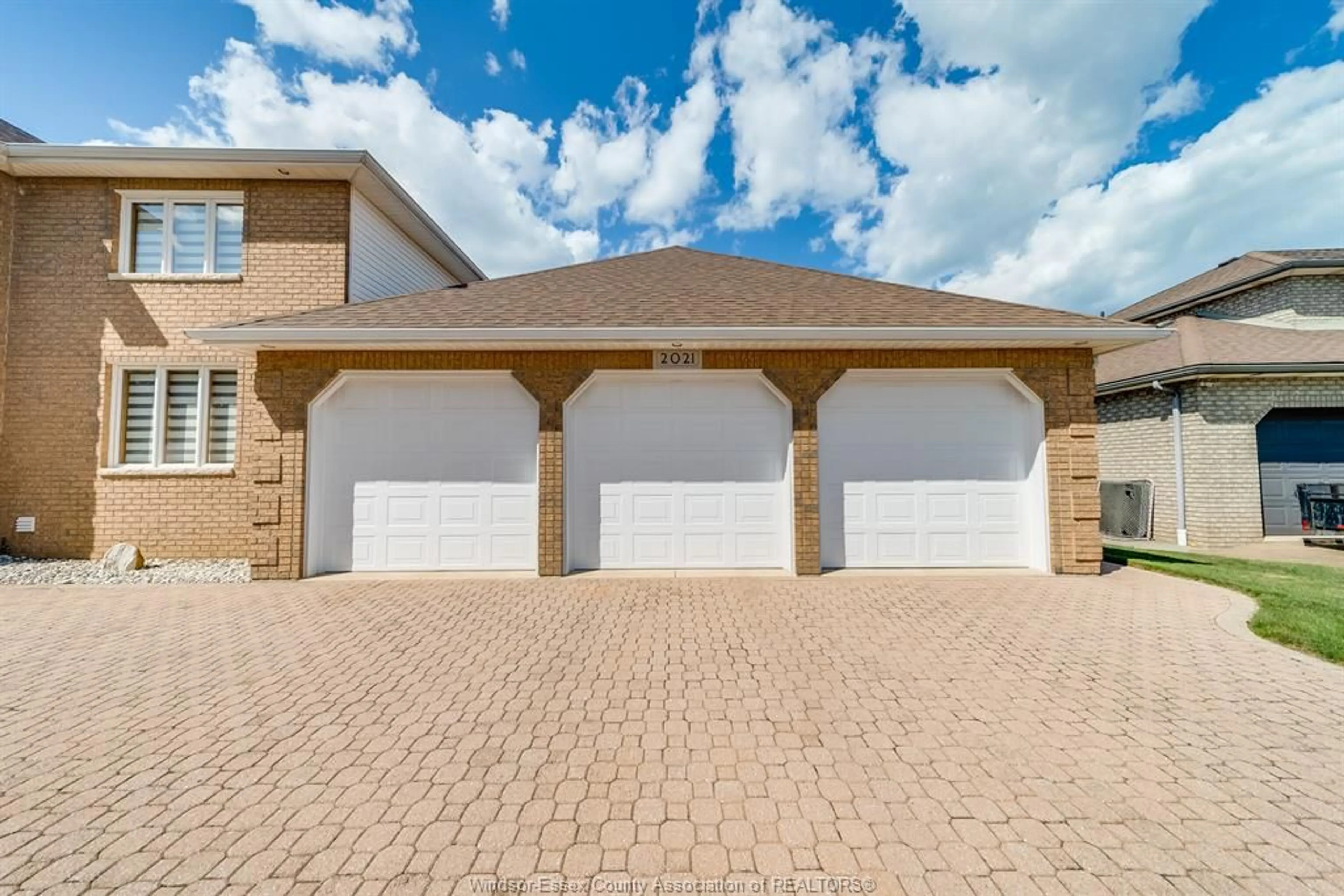Indoor garage for 2021 EUGENI St, Tecumseh Ontario N9K 1B3