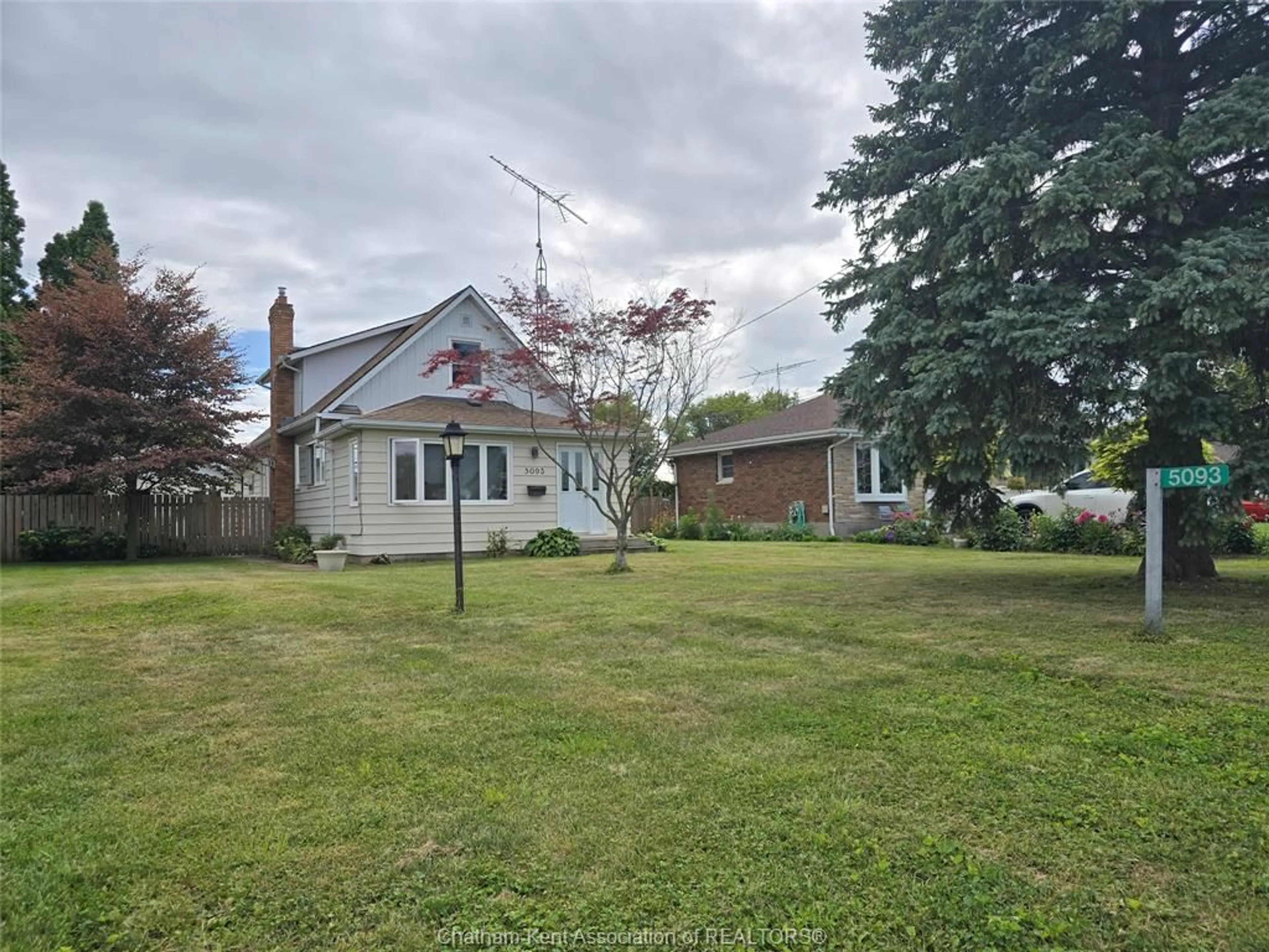 A pic from outside/outdoor area/front of a property/back of a property/a pic from drone, unknown for 5093 DUFFERIN Ave, Wallaceburg Ontario N8A 4N2