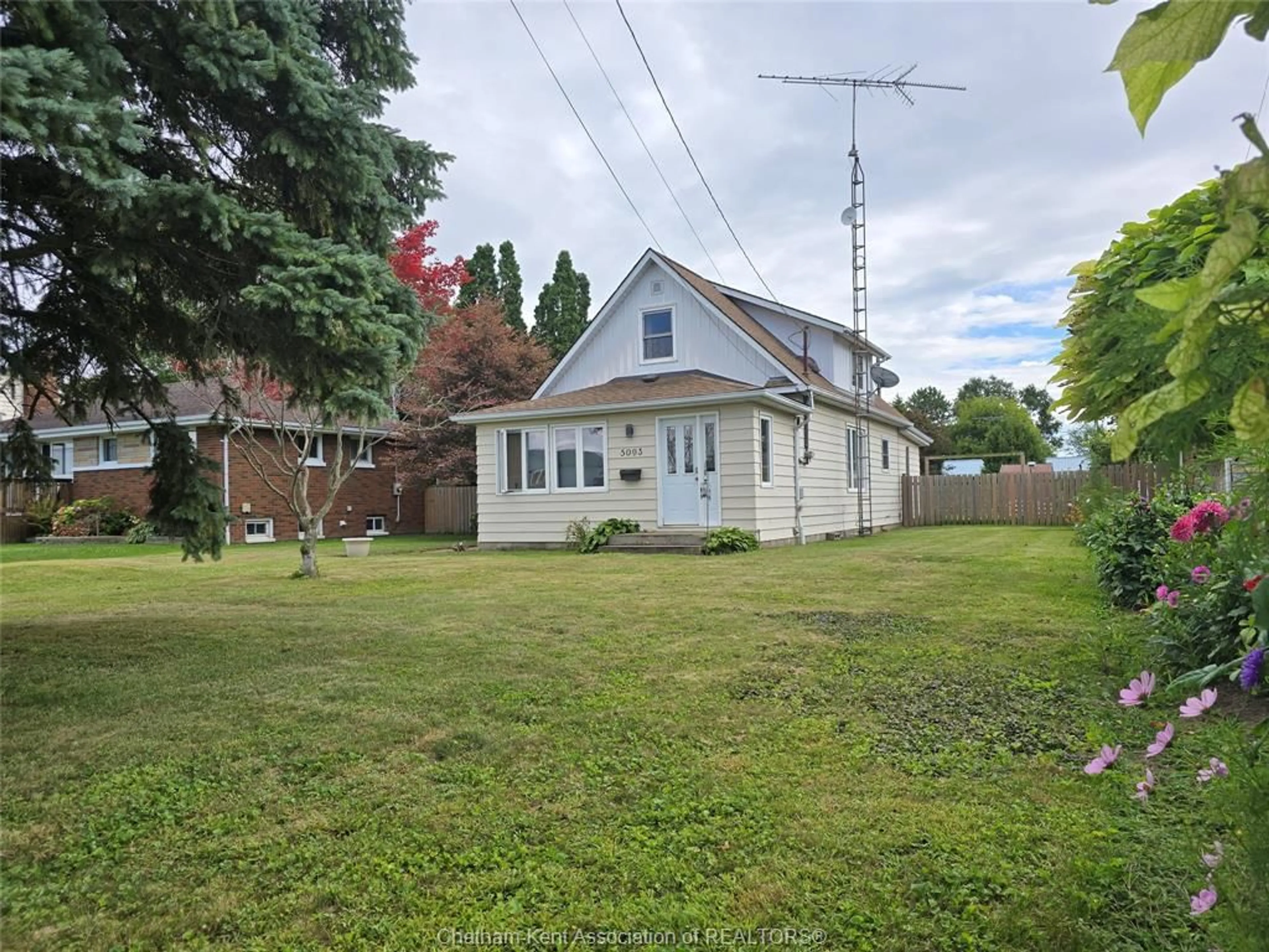 A pic from outside/outdoor area/front of a property/back of a property/a pic from drone, street for 5093 DUFFERIN Ave, Wallaceburg Ontario N8A 4N2