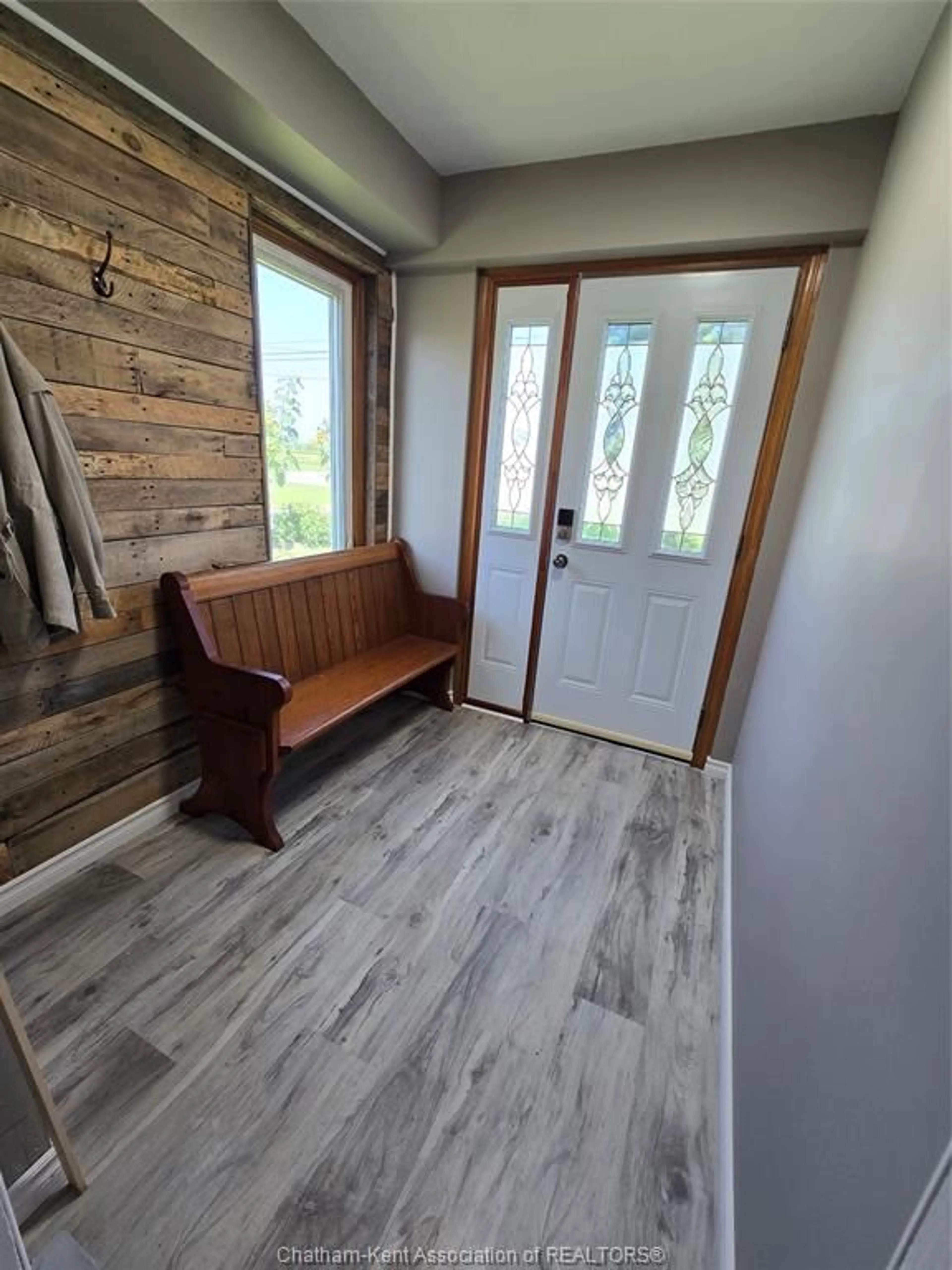 Indoor entryway for 5093 DUFFERIN Ave, Wallaceburg Ontario N8A 4N2