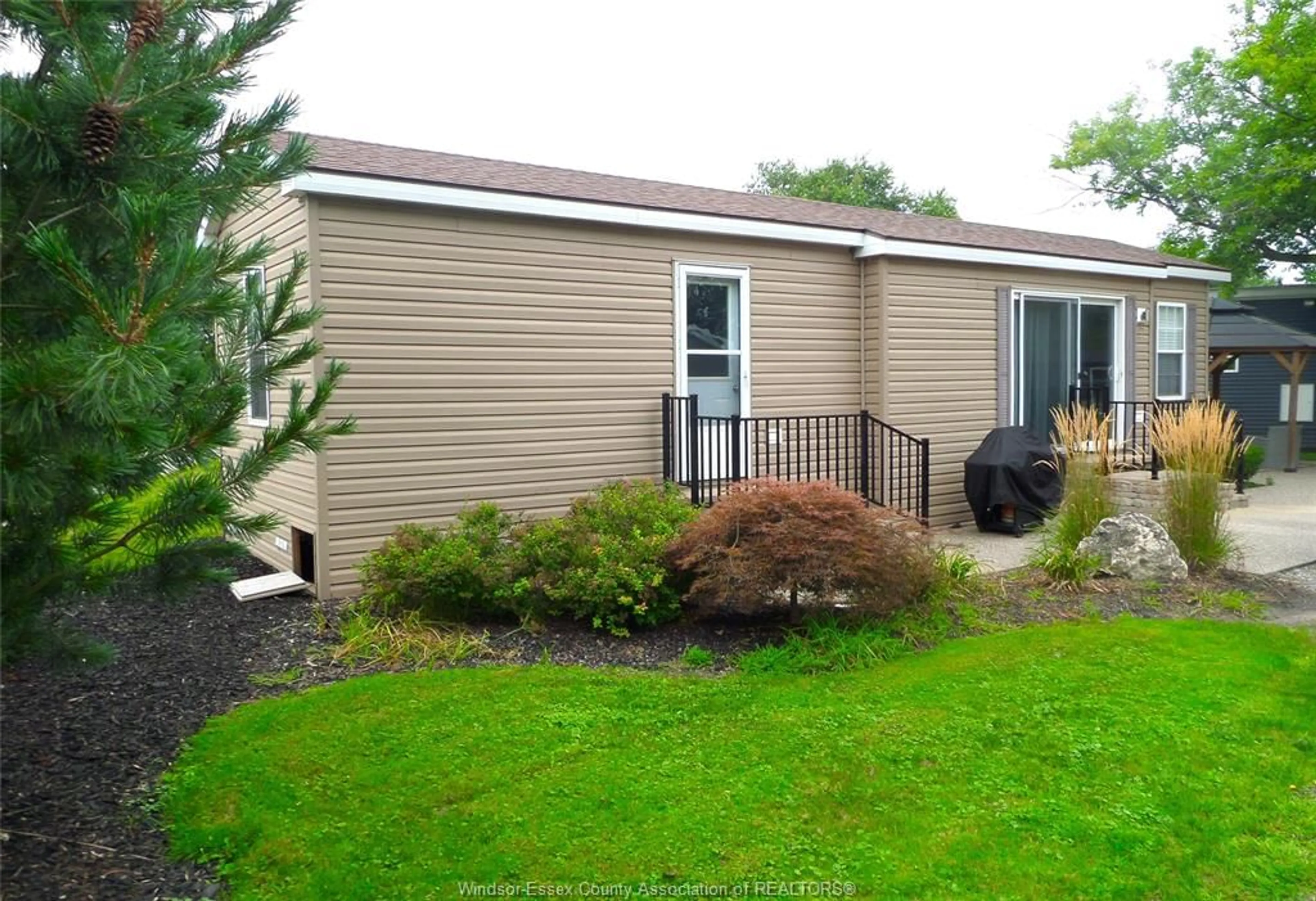 Home with vinyl exterior material, water/lake/river/ocean view for 981 COUNTY RD 2 #700, Lakeshore Ontario N8L 1B4