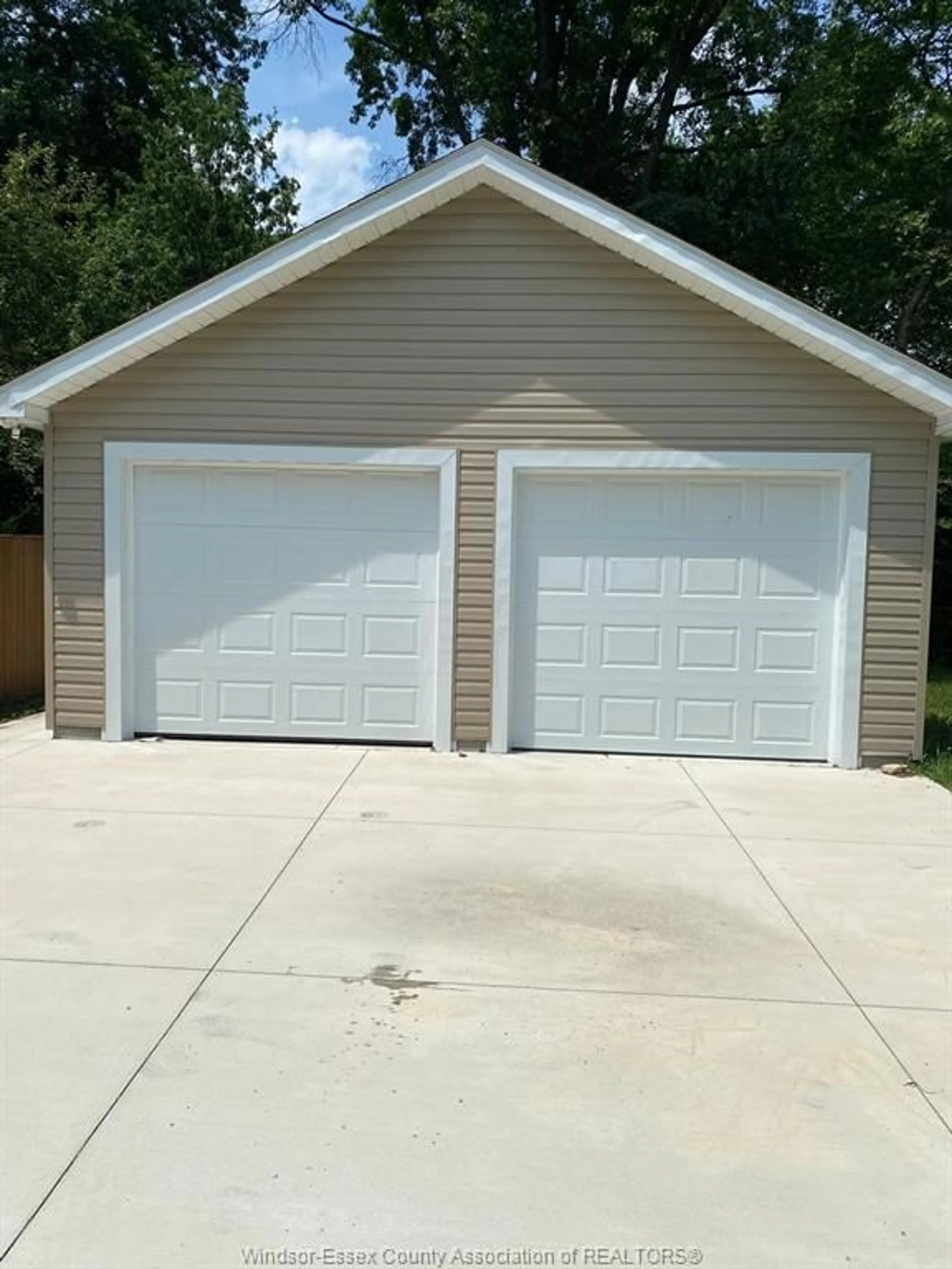 Indoor garage for 770 COUSINEAU Rd, Windsor Ontario N9G 1V7