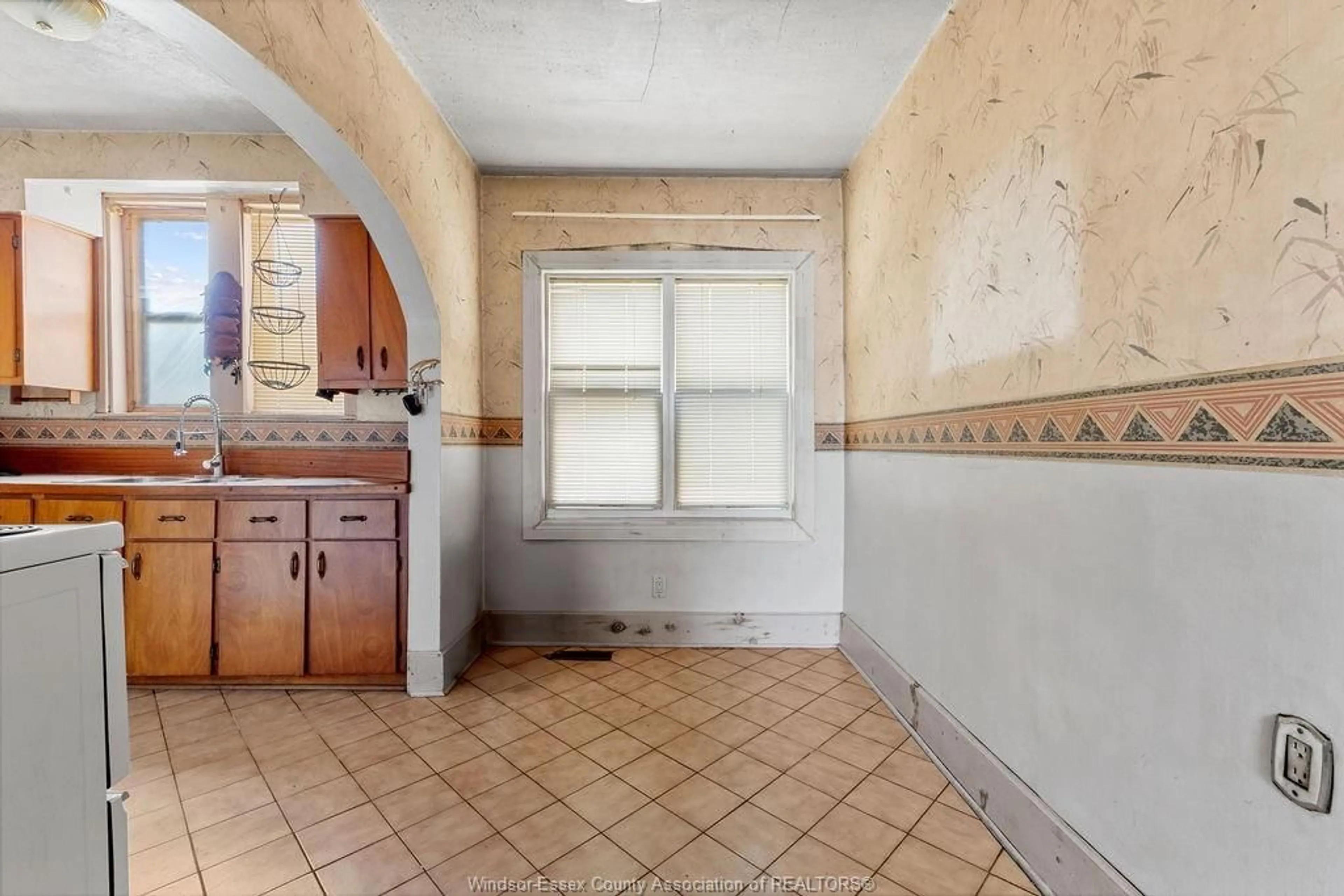 Standard kitchen, ceramic/tile floor for 1159 JANETTE, Windsor Ontario N9A 5A8