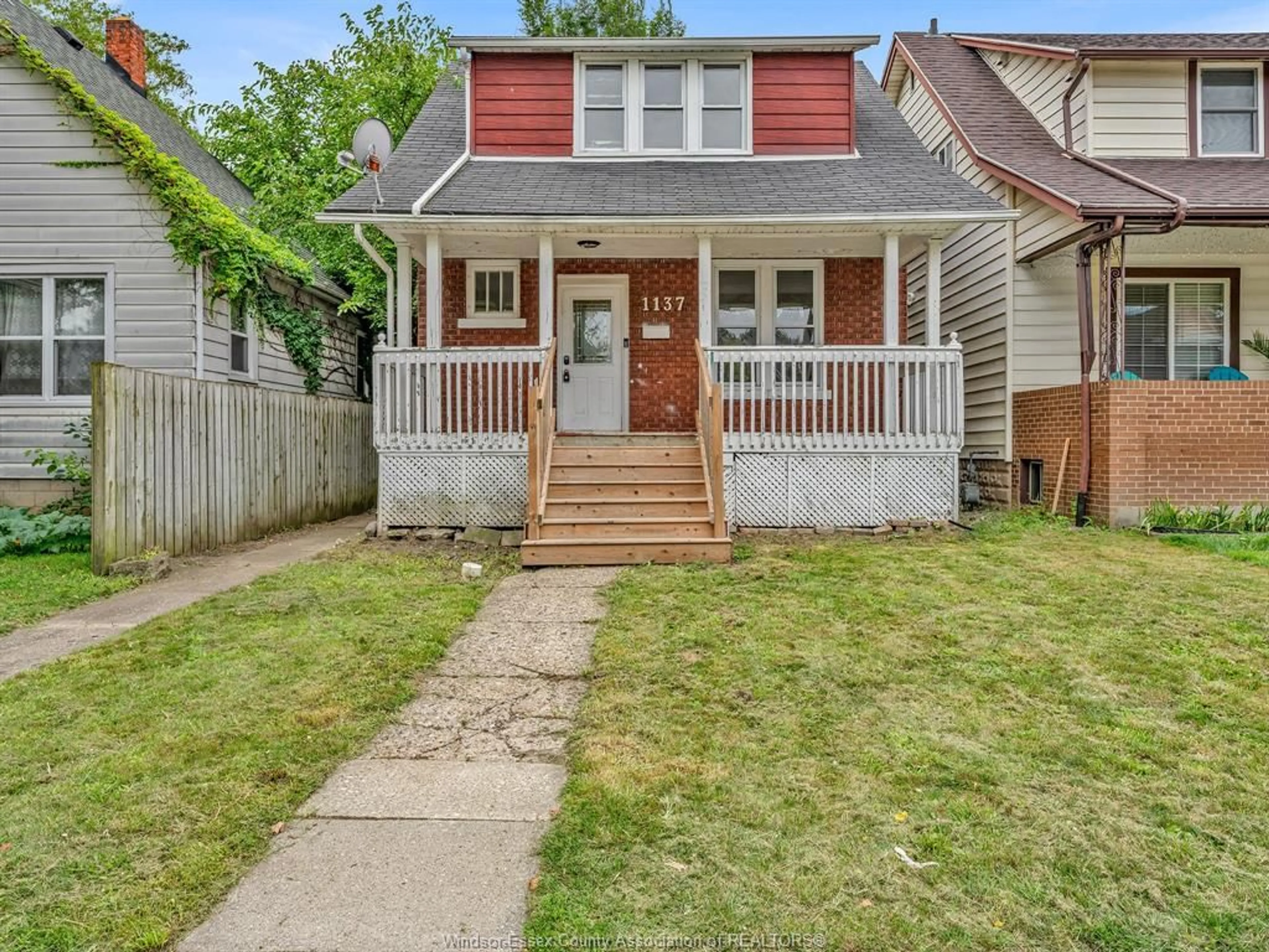 Home with vinyl exterior material, street for 1137 BRUCE Ave, Windsor Ontario N9A 4Y3