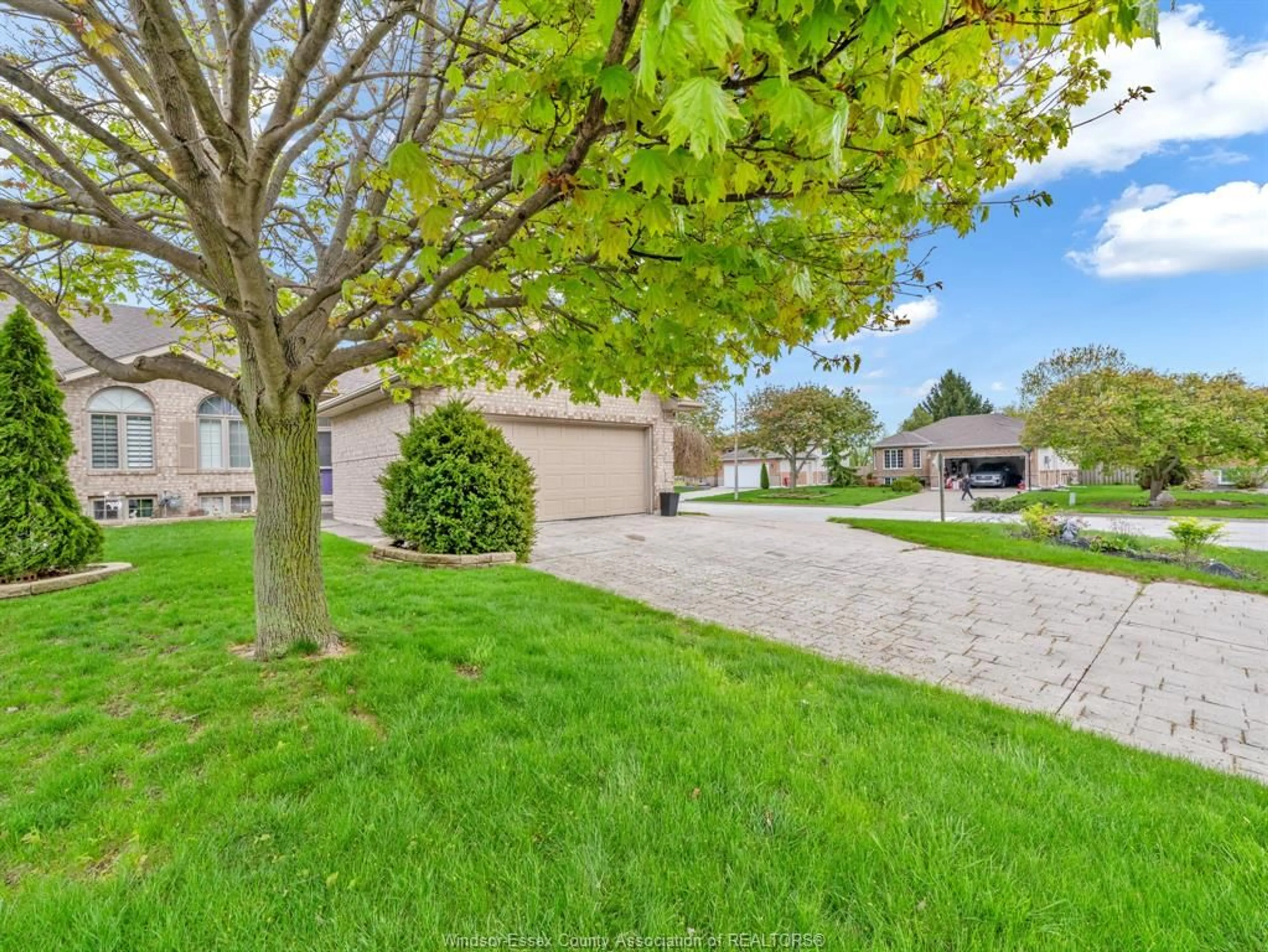 A pic from outside/outdoor area/front of a property/back of a property/a pic from drone, street for 51 SANTOS Dr, Kingsville Ontario N9Y 3Z5