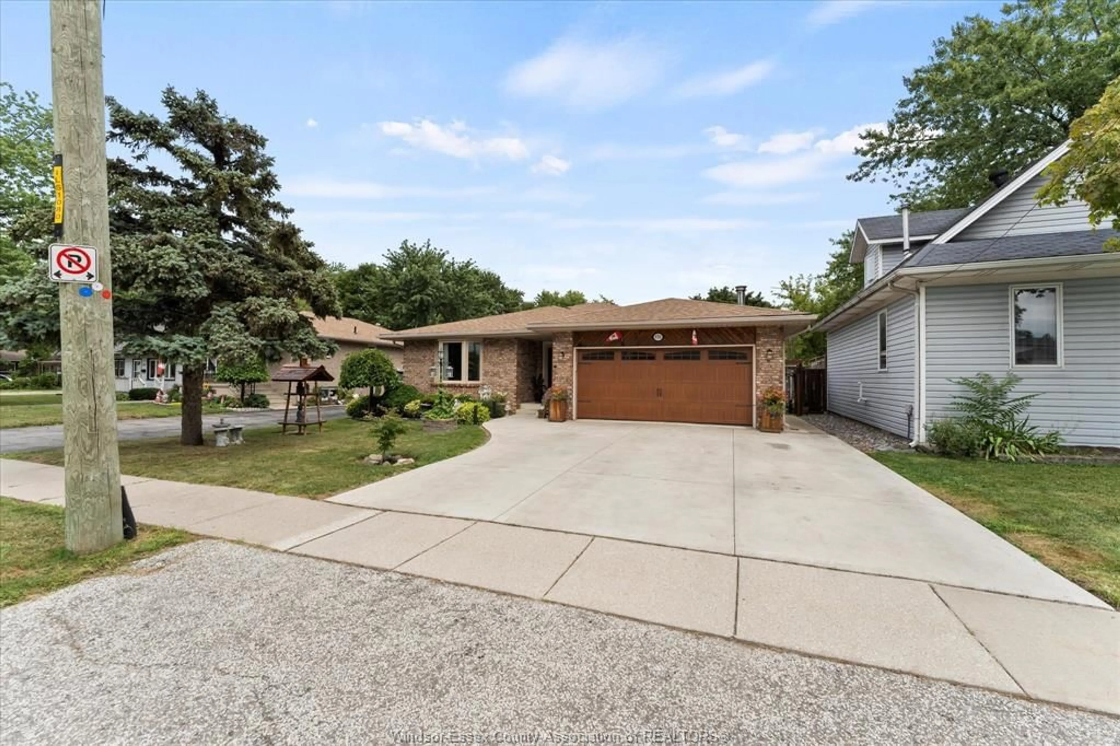 A pic from outside/outdoor area/front of a property/back of a property/a pic from drone, street for 576 Lesperance, Tecumseh Ontario N8N 1W4