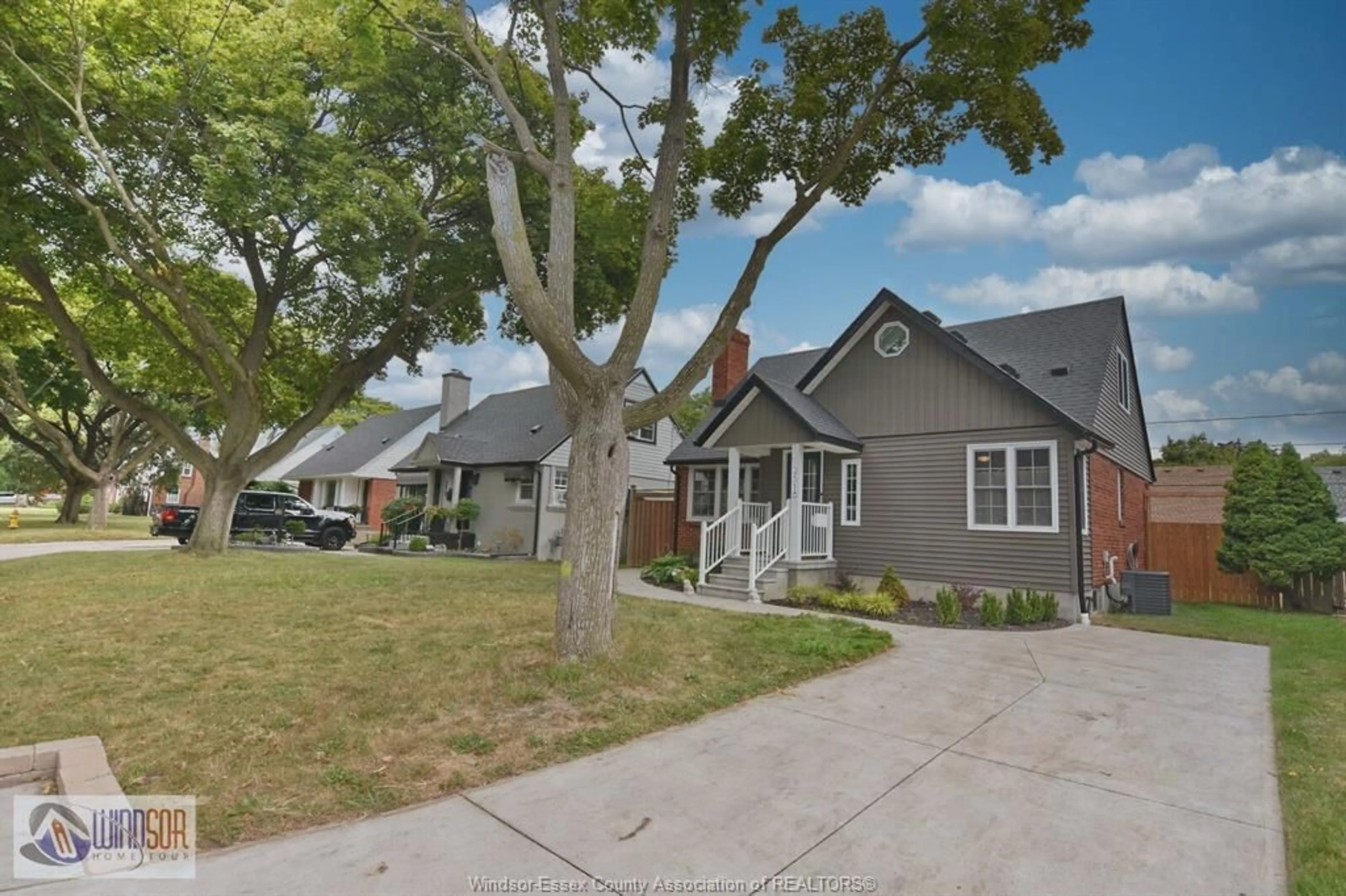 A pic from outside/outdoor area/front of a property/back of a property/a pic from drone, street for 2518 CHILVER, Windsor Ontario N8W 2V9