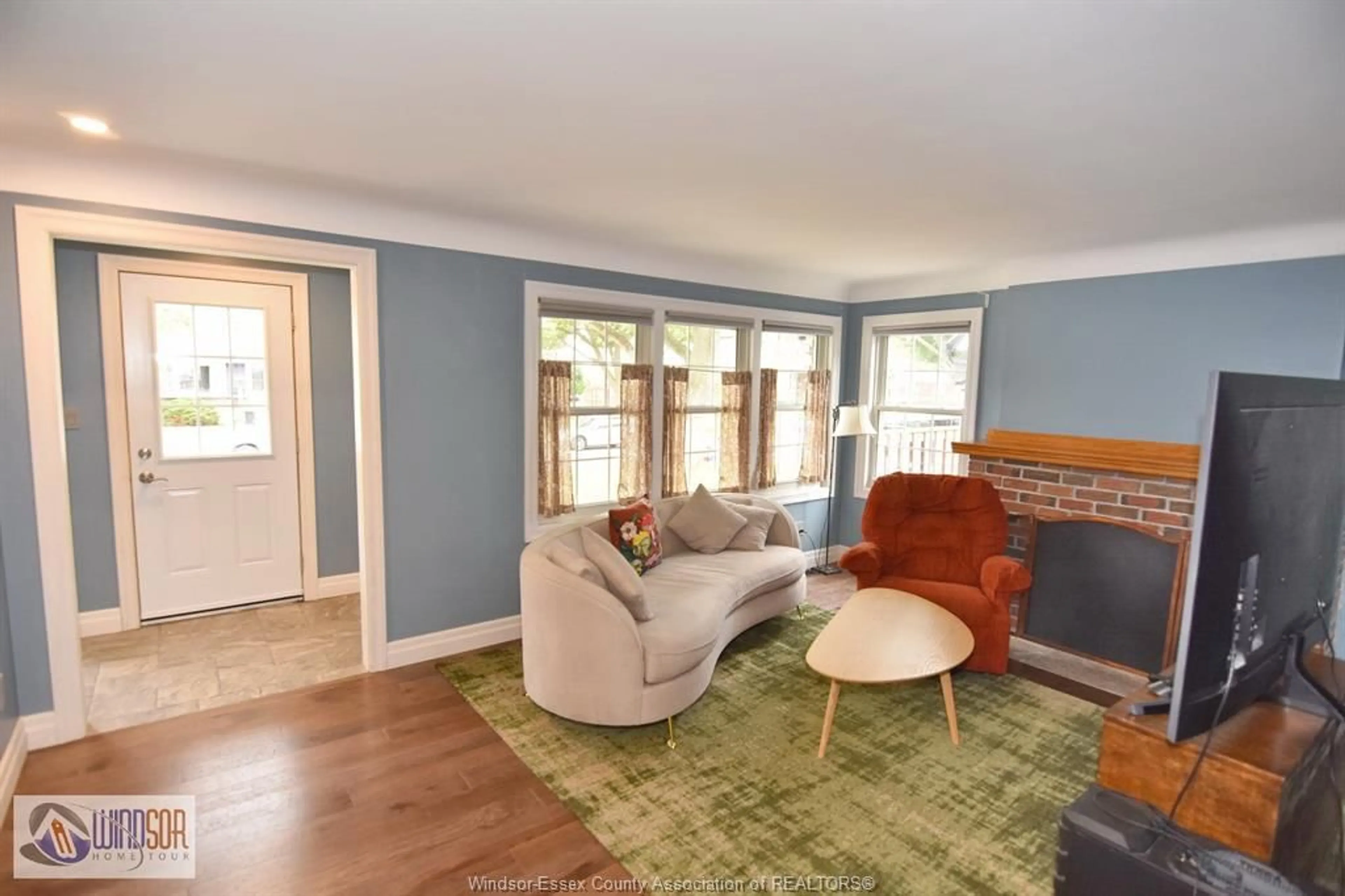 Living room with furniture, wood/laminate floor for 2518 CHILVER, Windsor Ontario N8W 2V9