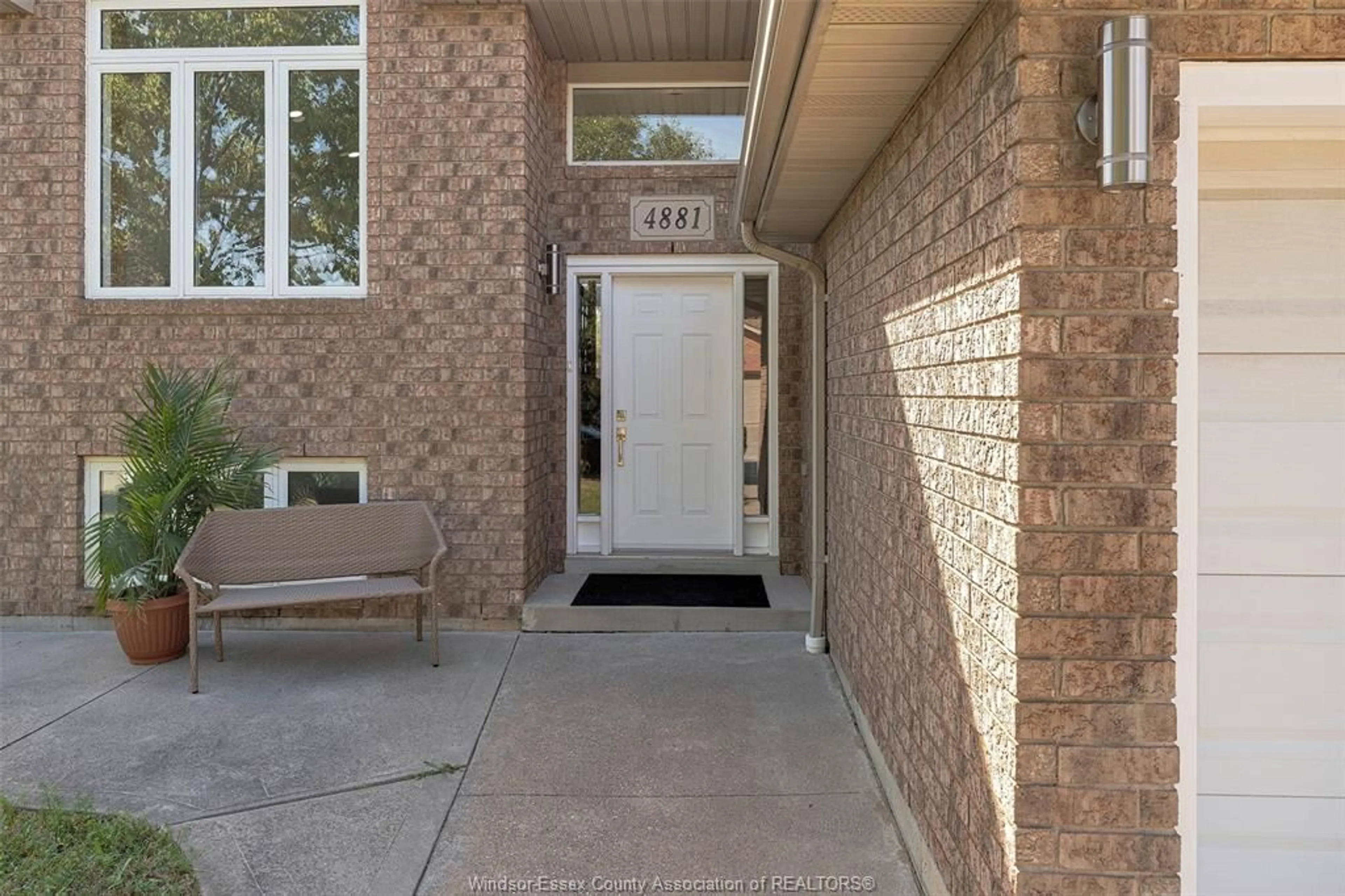 Indoor entryway for 4881 Juliet Cres, Windsor Ontario N9G 3A6