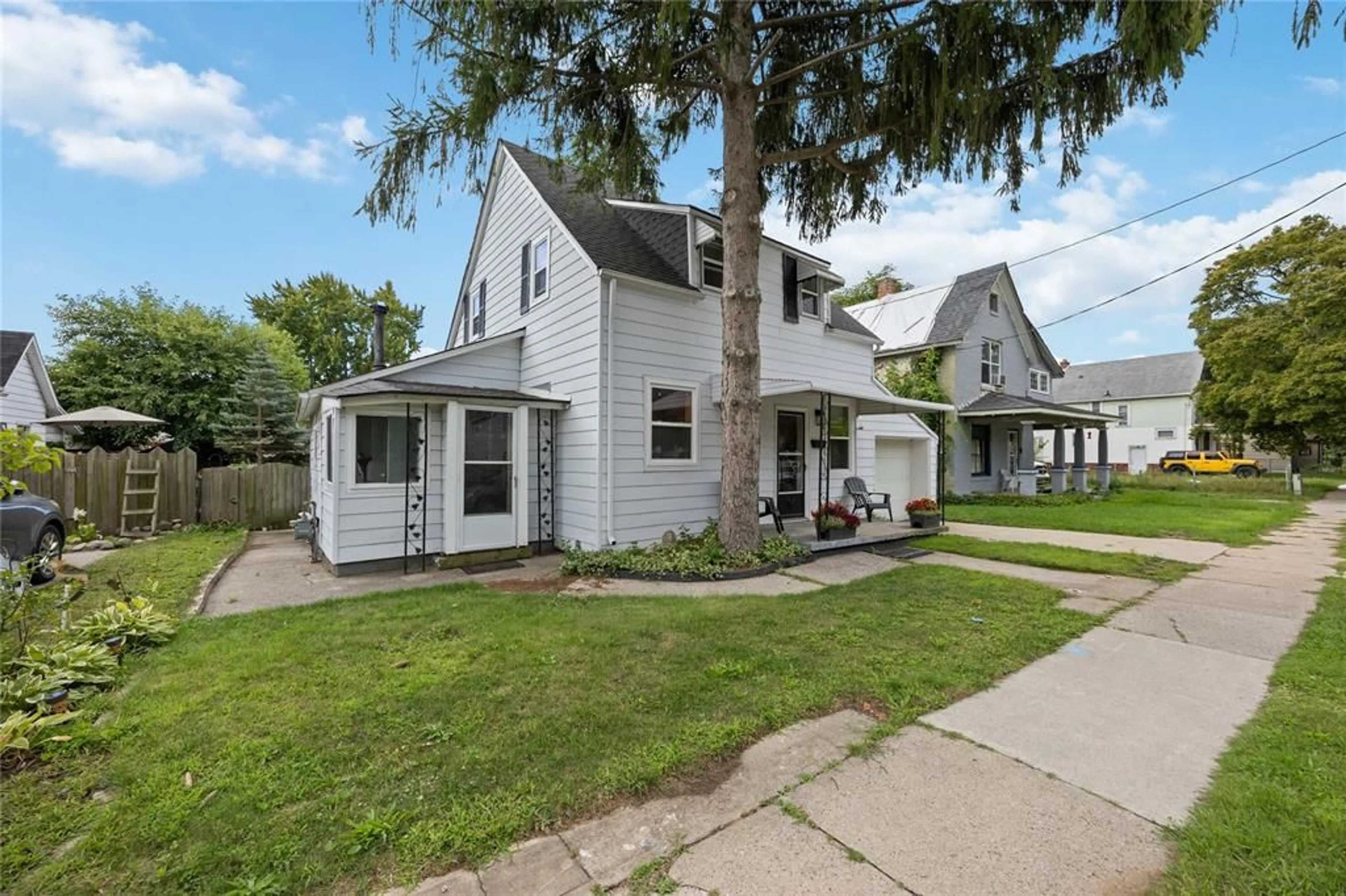 Home with vinyl exterior material, street for 359 MAXWELL St, Sarnia Ontario N7T 5E1
