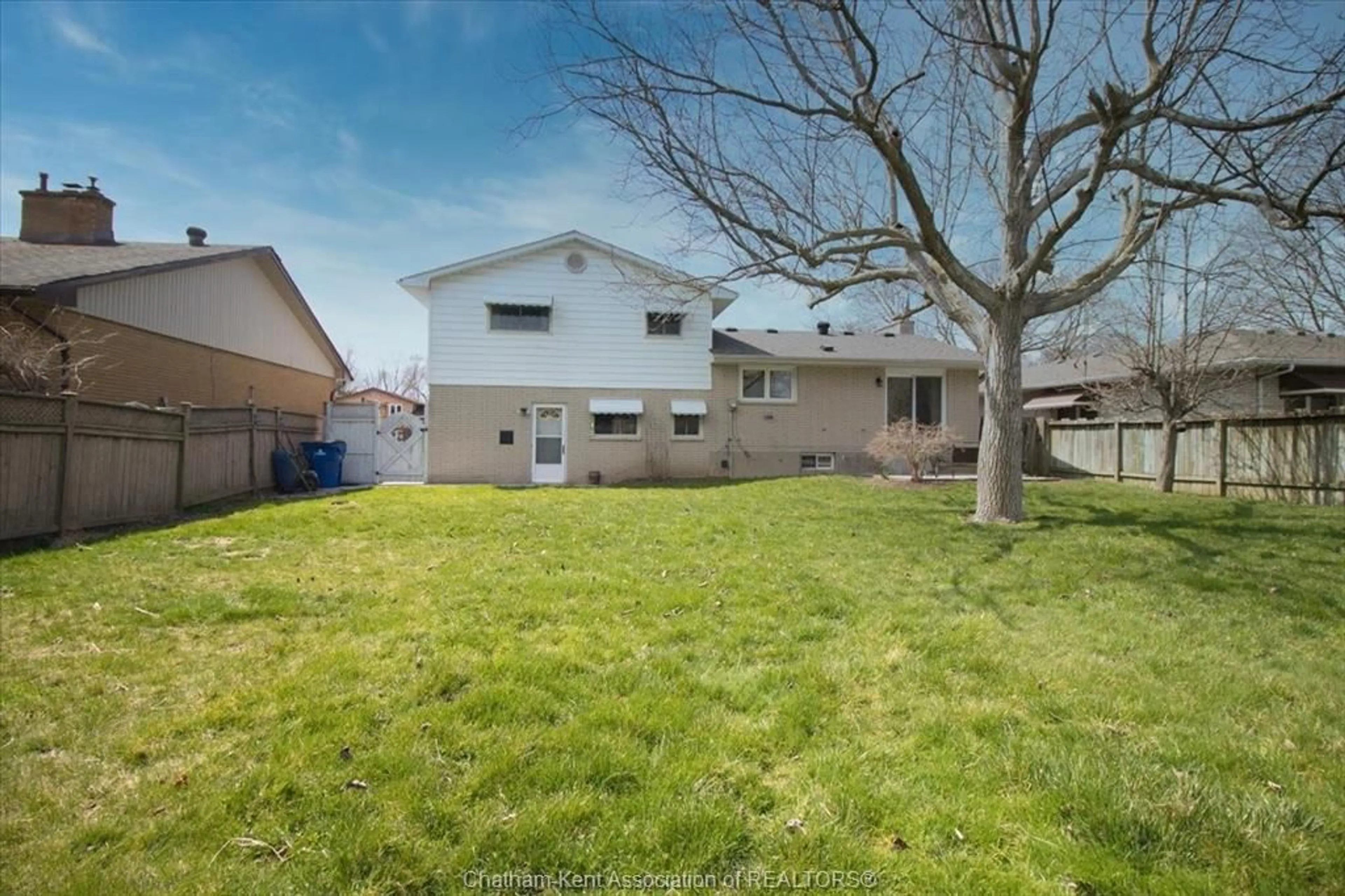 A pic from outside/outdoor area/front of a property/back of a property/a pic from drone, street for 39 Wyandott St, Chatham Ontario N7M 2T5