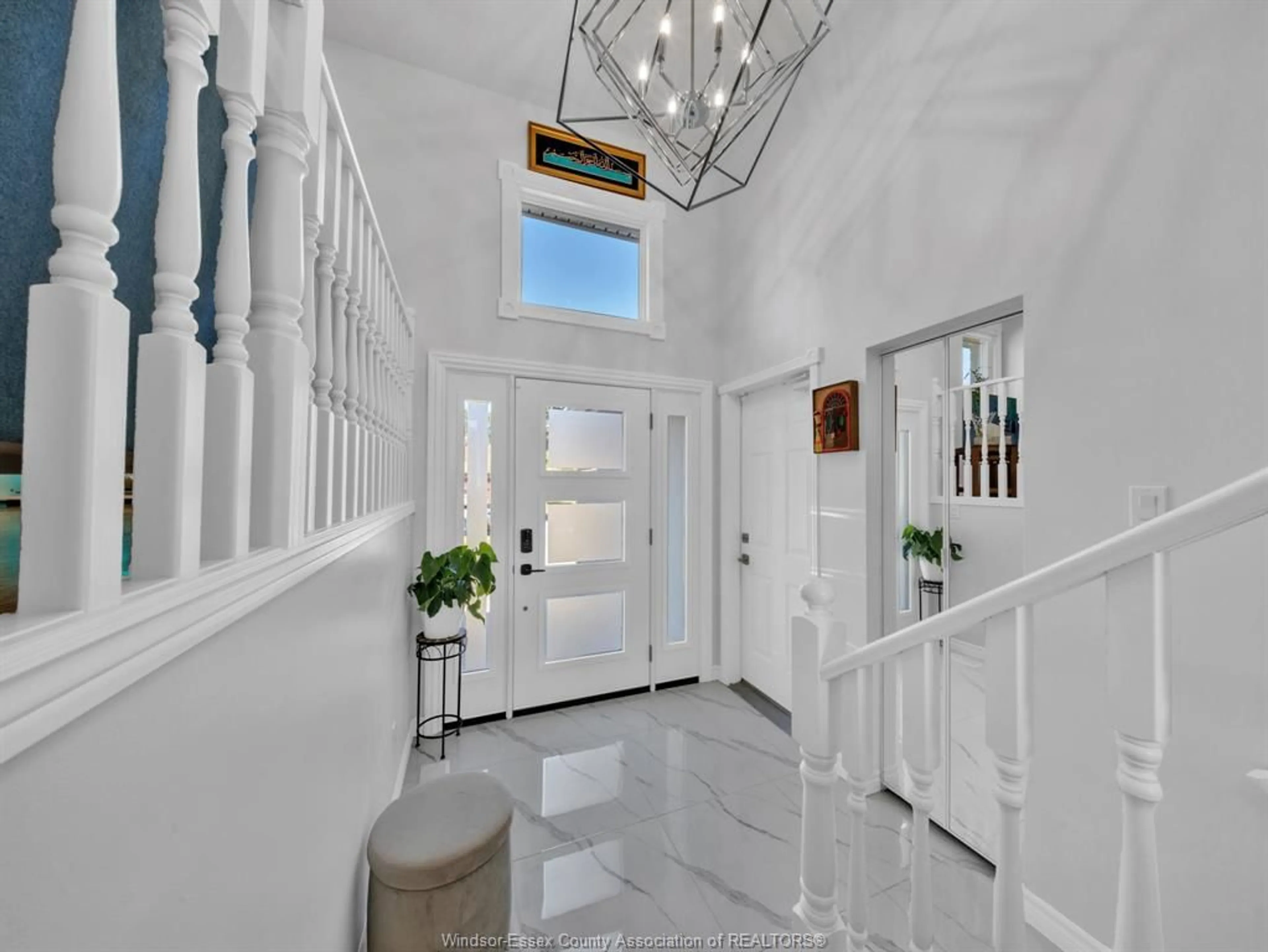 Indoor entryway for 2244 CALIFORNIA, Windsor Ontario N9B 3V5