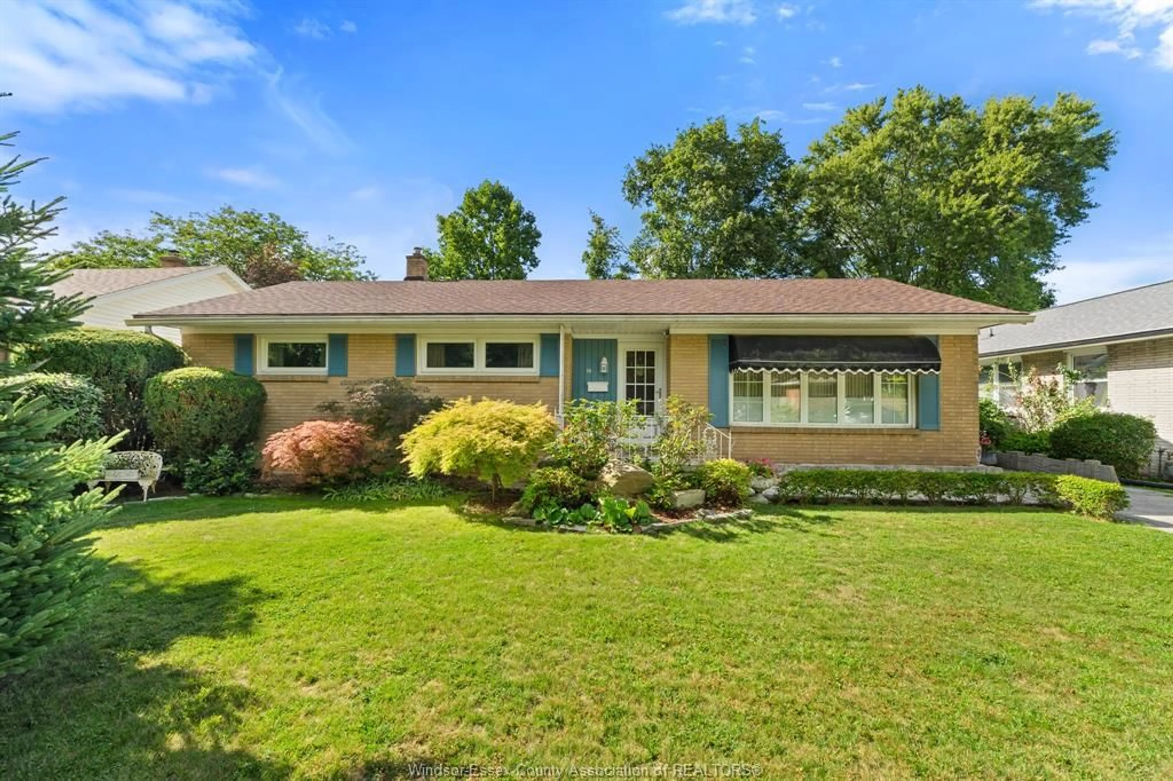 Home with vinyl exterior material, street for 10 Alderton, Leamington Ontario N8H 2G8