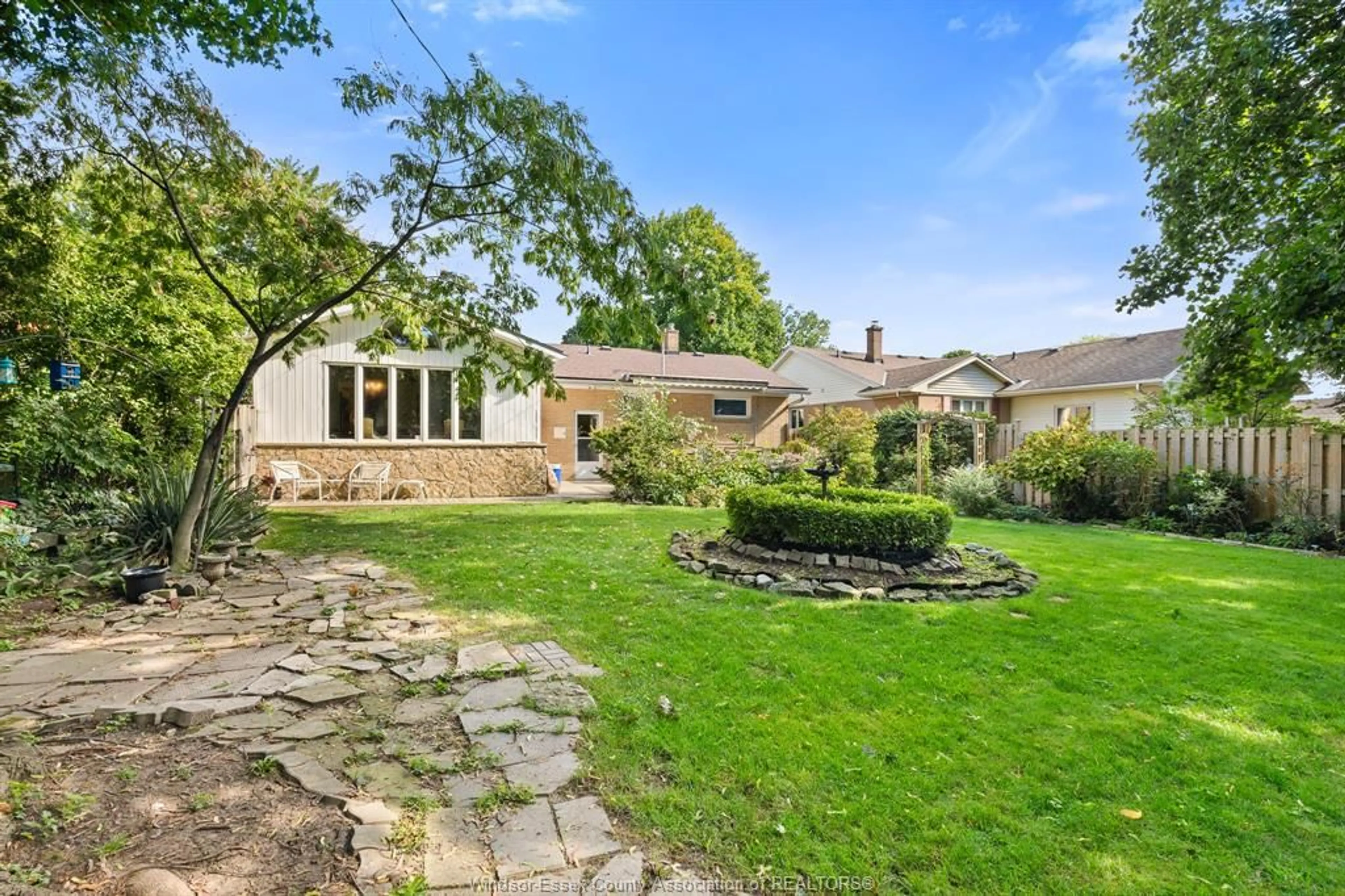 A pic from outside/outdoor area/front of a property/back of a property/a pic from drone, street for 10 Alderton, Leamington Ontario N8H 2G8